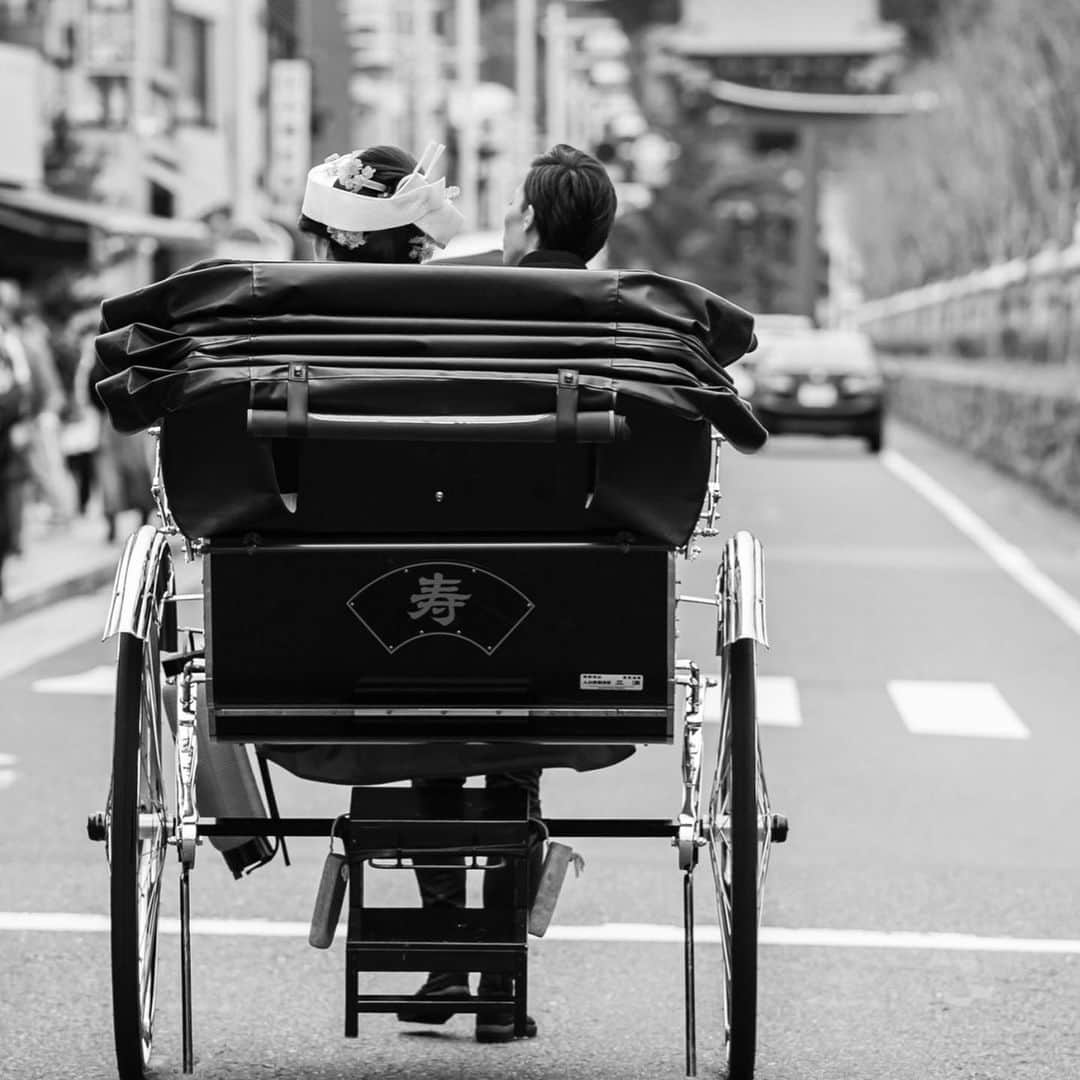 The KAMAKURA WEDDINGのインスタグラム：「鎌倉で和装結婚式。 歴史的な建造物、三方を山に囲まれた豊かな自然と街並みを楽しむ、二人だけの時間。」