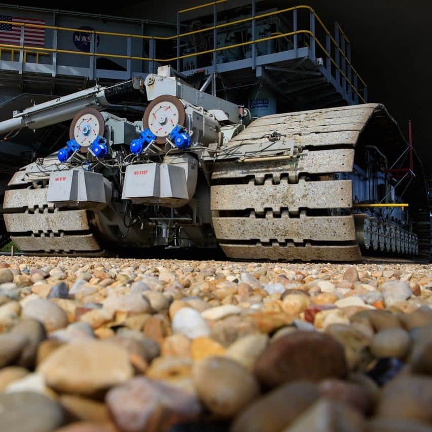 NASAのインスタグラム：「🐢 It doesn’t matter how slowly you go as long as you don’t stop  To get to the Moon, you don’t just need to successfully lift off from the launch pad. You first need to GET ON the Launchpad. To do this, you'll require a little help from the twins "Hans" & "Franz", also known as the Crawler Transporters.  Shown here is a close-up view of some of the treads on Franz, also known as crawler-transporter 2 (CT-2) as the behemoth vehicle moves along the crawlerway at @NASAKennedy.   Teams are working to ensure that crawlerway (the path the CT-2, mobile launcher, and Space Launch System rocket with Orion atop) will take from the Vehicle Assembly Building to Launch Complex 39B, is strong enough to withstand the weight and provide stability for the @NASAArtemis I mission. Hans and Franz were nicknames given to the vehicles by early space program workers.  What would you name your crawler❓Comment below!  Credit: NASA  #NASA #HeavyMachinery #Artemis #Transporter #Florida #KeepGoing #SlowAndSteady」