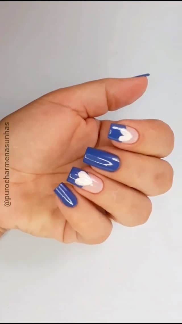 Risqueのインスタグラム：「Vem se inspirar com a @purocharmenasunhas 💅 Ela usou os esmaltes: #AzulivreMente, #MiniSaia  e #Condessa. O resultado ficou lindo e bem romântico! Faça sua nail art e poste usando #EuQueFizRisqué!   #TáNasNossasMãos #Risqué #EsmaltesRisqué #risquéregular」