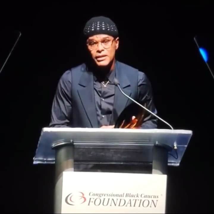マックスウェルのインスタグラム：「#flashbackfriday • 09.11.2019 •  receiving the lifetime achievement award from the @congressionalblackcaucus : ✊🏿✊🏾✊🏽✊🏼  dear digital world you can use us and manipulate the perception of decades of work : but you will not win !  you can turn people against key figures of change for your own personal amusement , drag us through the mud distort images meme our tender moments for your entertainment even orchestrate scenarios to embarrass and humiliate: but you will not win !  because it’s the words said , the kind actions offered , the risks taken and the self made awakening that will always win the day !  happy black history century and consider your sources because the true forces of light will always snuff you out !   MUSZE • SINCE 1990 🇺🇸 🇭🇹 🇵🇷」