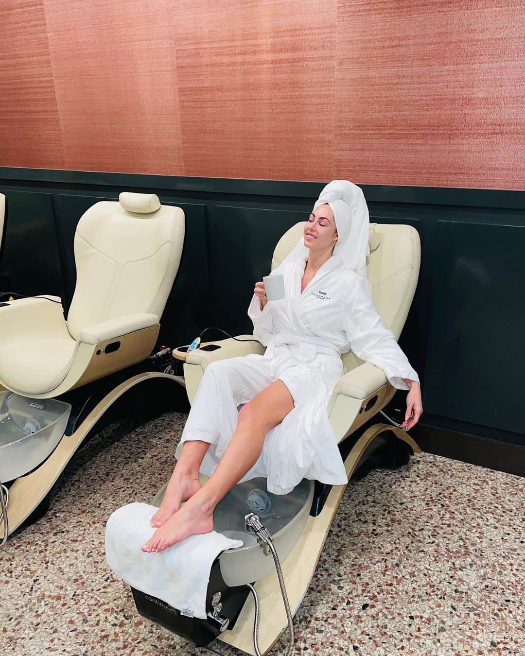 ホープ・ビールのインスタグラム：「Pamper mode in full effect 🧖‍♀️ . @thompsonhoteldallas  @thenationaldallas . Wonderful massage by Geanina and pedicure by Nubia . Check my reels for all the amenities 😍」
