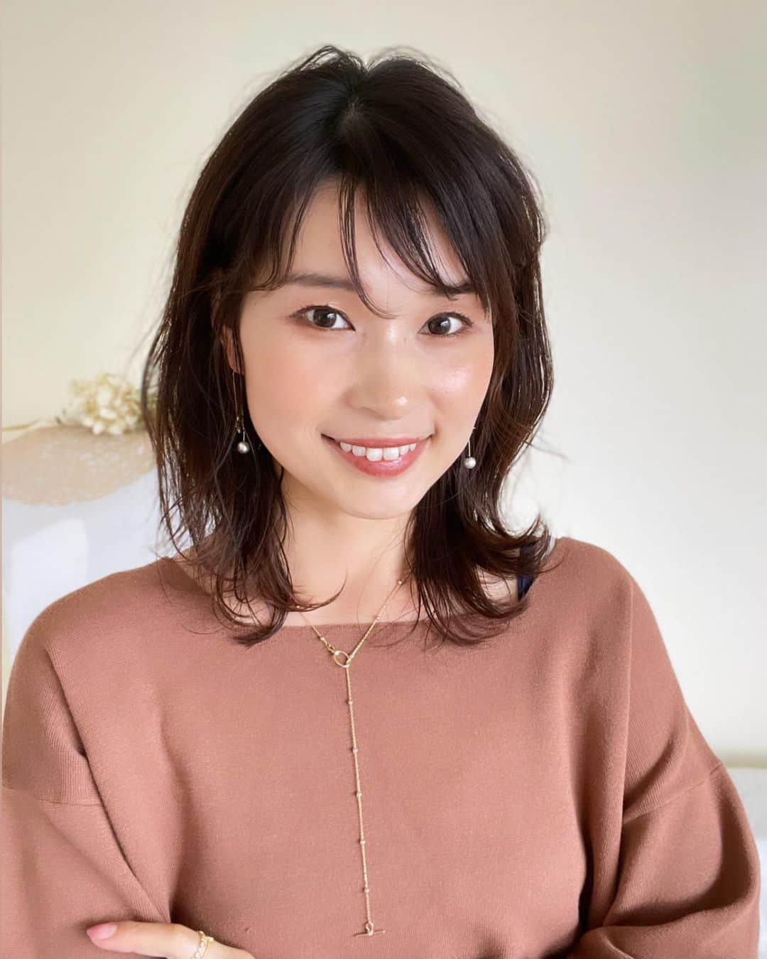 三佐和あやのインスタグラム：「さ、今日も感染対策ばっちり頑張っていきましょ👍 わたしは しばらくステイホーム🏠  パッとつけられるイヤリングがほしいってオーダーしてね、 届いてつけてみたら 形が可愛くって、 あ、これほかのと重ね付けしたら、もっと可愛いんじゃないの？！って  アレンジ効くってたのしすぎ @mm.feuille   #アクセサリー #アクセ #ピアス #ピアス女子 #ハンドメイド #ハンドメイドアクセサリー #ハンドメイド好きさんと繋がりたい #大人女子 #コーデ #30代ファッション #アラサー #ママ #ママコーデ #笑顔 #モデル」