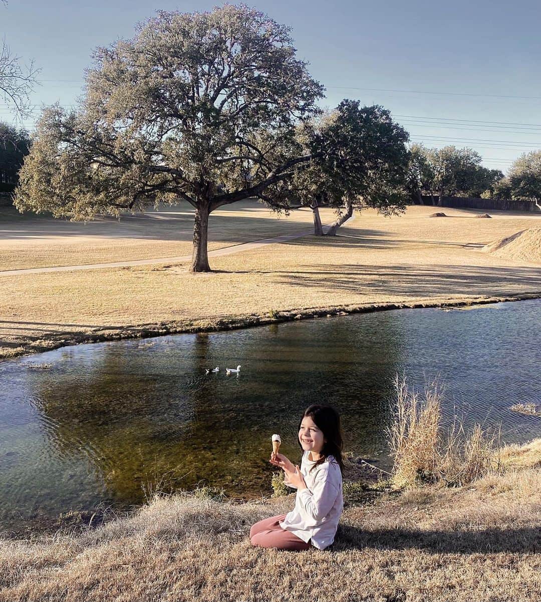 オデット・アナブルのインスタグラム：「A perfect Friday scene. 🦆 🍦 🌳 👧🏻」