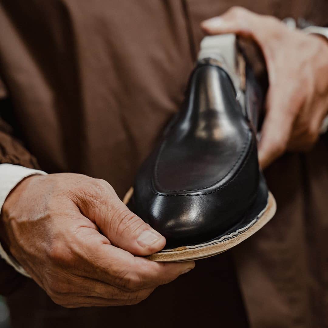 アテストーニさんのインスタグラム写真 - (アテストーニInstagram)「The genuine art of shoemaking – More than 200 steps leading to real masterpieces. @amedeotestoni.official   #amedeotestoni #madeinbolognasince1929 #finecraftsmanship #piumarapidconstruction」2月6日 6時53分 - testoniofficial