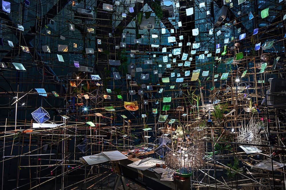 ガゴシアン・ギャラリーさんのインスタグラム写真 - (ガゴシアン・ギャラリーInstagram)「As Sarah Sze's exhibition "Night into Day" at Fondation Cartier pour l’art contemporain, Paris, is temporarily closed to the public, the museum presents "Night Vision 20/20," a work created by Sze. This app, developed by the digital agency Cher Ami, is the artist's first foray into augmented reality.  This immersive tool plunges users into a nocturnal dream world, and the visual elements, comprised of videos drawn from Sze’s installations, transform the users’ perception of reality through their smartphone screen. "Night Vision 20/20" also features a sound piece created by Sze, bringing the user into the artist’s universe and opening the door to a personal and playful exploration of her art. Follow the link in our bio to learn more about the exhibition or visit the app store to download. __________ #SarahSze #ArtNightVision #Gagosian @sarahszestudio @fondationcartier (1–3) Installation views, “Sarah Sze: Night into Day,” Fondation Cartier pour l’art contemporain, Paris, October 24, 2020–March 7, 2021. Photo © Thibaut Voisin; (4) View of the exhibition “Night Into Day” at the Fondation Cartier pour l'art contemporain from the garden, 2020. Photo © Luc Boegly; (5) Video teaser of "Night Vision 20/20," courtesy Fondation Cartier pour l'art contemporain. Artwork © Sarah Sze」2月6日 6時53分 - gagosian