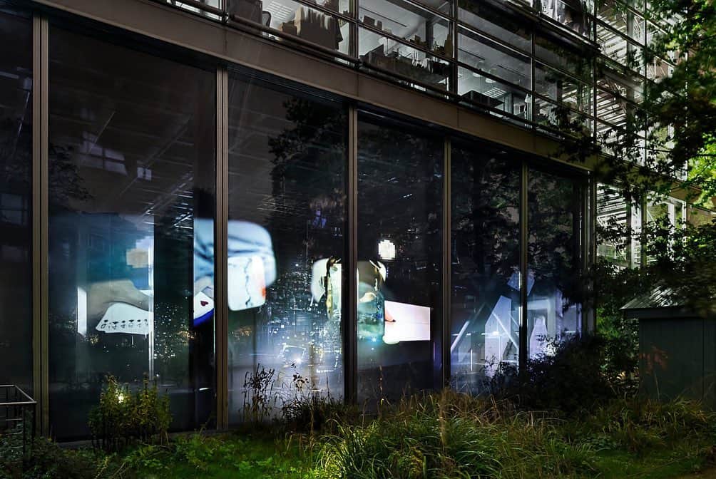 ガゴシアン・ギャラリーさんのインスタグラム写真 - (ガゴシアン・ギャラリーInstagram)「As Sarah Sze's exhibition "Night into Day" at Fondation Cartier pour l’art contemporain, Paris, is temporarily closed to the public, the museum presents "Night Vision 20/20," a work created by Sze. This app, developed by the digital agency Cher Ami, is the artist's first foray into augmented reality.  This immersive tool plunges users into a nocturnal dream world, and the visual elements, comprised of videos drawn from Sze’s installations, transform the users’ perception of reality through their smartphone screen. "Night Vision 20/20" also features a sound piece created by Sze, bringing the user into the artist’s universe and opening the door to a personal and playful exploration of her art. Follow the link in our bio to learn more about the exhibition or visit the app store to download. __________ #SarahSze #ArtNightVision #Gagosian @sarahszestudio @fondationcartier (1–3) Installation views, “Sarah Sze: Night into Day,” Fondation Cartier pour l’art contemporain, Paris, October 24, 2020–March 7, 2021. Photo © Thibaut Voisin; (4) View of the exhibition “Night Into Day” at the Fondation Cartier pour l'art contemporain from the garden, 2020. Photo © Luc Boegly; (5) Video teaser of "Night Vision 20/20," courtesy Fondation Cartier pour l'art contemporain. Artwork © Sarah Sze」2月6日 6時53分 - gagosian