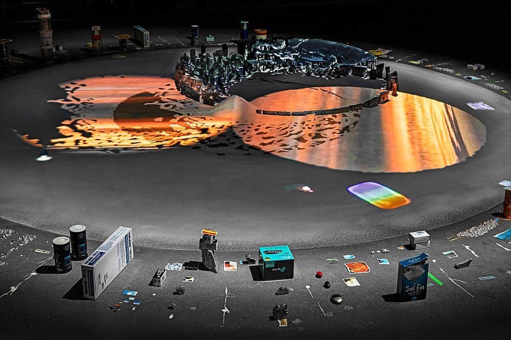 ガゴシアン・ギャラリーさんのインスタグラム写真 - (ガゴシアン・ギャラリーInstagram)「As Sarah Sze's exhibition "Night into Day" at Fondation Cartier pour l’art contemporain, Paris, is temporarily closed to the public, the museum presents "Night Vision 20/20," a work created by Sze. This app, developed by the digital agency Cher Ami, is the artist's first foray into augmented reality.  This immersive tool plunges users into a nocturnal dream world, and the visual elements, comprised of videos drawn from Sze’s installations, transform the users’ perception of reality through their smartphone screen. "Night Vision 20/20" also features a sound piece created by Sze, bringing the user into the artist’s universe and opening the door to a personal and playful exploration of her art. Follow the link in our bio to learn more about the exhibition or visit the app store to download. __________ #SarahSze #ArtNightVision #Gagosian @sarahszestudio @fondationcartier (1–3) Installation views, “Sarah Sze: Night into Day,” Fondation Cartier pour l’art contemporain, Paris, October 24, 2020–March 7, 2021. Photo © Thibaut Voisin; (4) View of the exhibition “Night Into Day” at the Fondation Cartier pour l'art contemporain from the garden, 2020. Photo © Luc Boegly; (5) Video teaser of "Night Vision 20/20," courtesy Fondation Cartier pour l'art contemporain. Artwork © Sarah Sze」2月6日 6時53分 - gagosian