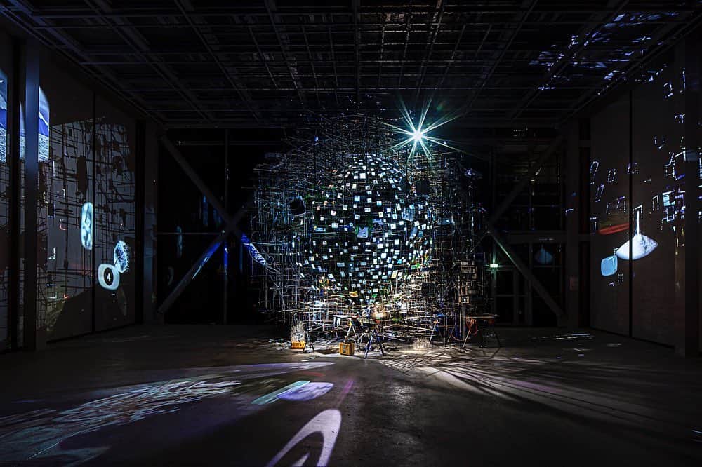 ガゴシアン・ギャラリーさんのインスタグラム写真 - (ガゴシアン・ギャラリーInstagram)「As Sarah Sze's exhibition "Night into Day" at Fondation Cartier pour l’art contemporain, Paris, is temporarily closed to the public, the museum presents "Night Vision 20/20," a work created by Sze. This app, developed by the digital agency Cher Ami, is the artist's first foray into augmented reality.  This immersive tool plunges users into a nocturnal dream world, and the visual elements, comprised of videos drawn from Sze’s installations, transform the users’ perception of reality through their smartphone screen. "Night Vision 20/20" also features a sound piece created by Sze, bringing the user into the artist’s universe and opening the door to a personal and playful exploration of her art. Follow the link in our bio to learn more about the exhibition or visit the app store to download. __________ #SarahSze #ArtNightVision #Gagosian @sarahszestudio @fondationcartier (1–3) Installation views, “Sarah Sze: Night into Day,” Fondation Cartier pour l’art contemporain, Paris, October 24, 2020–March 7, 2021. Photo © Thibaut Voisin; (4) View of the exhibition “Night Into Day” at the Fondation Cartier pour l'art contemporain from the garden, 2020. Photo © Luc Boegly; (5) Video teaser of "Night Vision 20/20," courtesy Fondation Cartier pour l'art contemporain. Artwork © Sarah Sze」2月6日 6時53分 - gagosian
