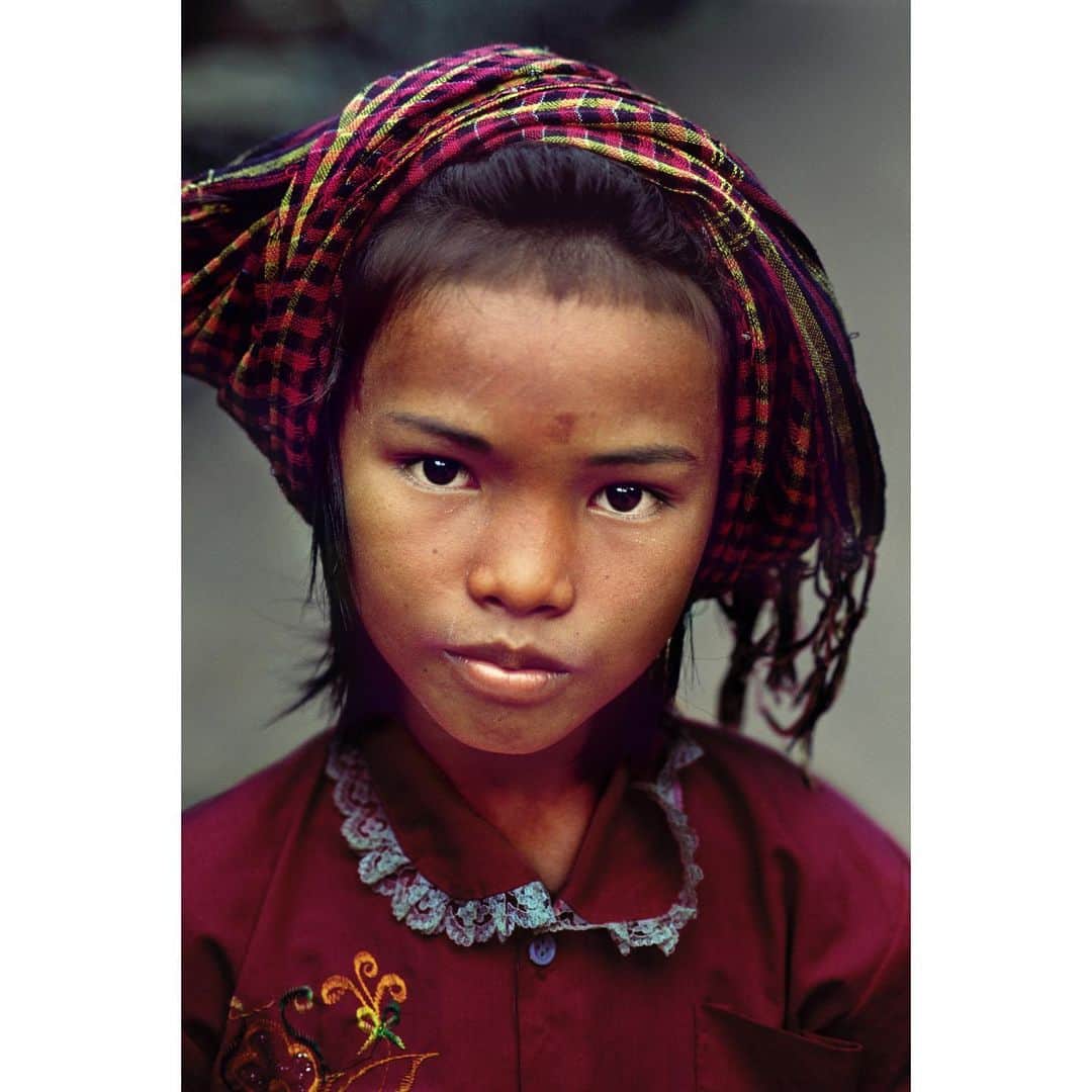 スティーブ・マカリーさんのインスタグラム写真 - (スティーブ・マカリーInstagram)「In 1998, I met this young shopkeeper apprentice and her family during my 3 months in Siem Reap and Angkor Wat, #Cambodia.  #SteveMcCurry」2月6日 6時58分 - stevemccurryofficial