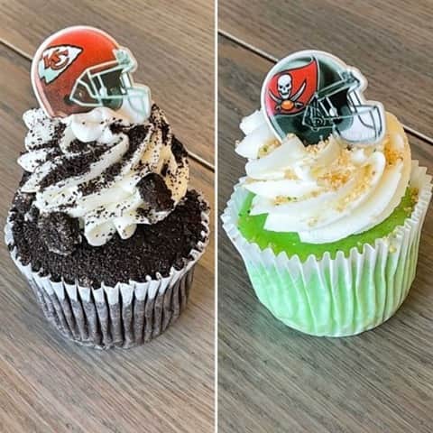 Good Morning Americaさんのインスタグラム写真 - (Good Morning AmericaInstagram)「LEFT or RIGHT??? The #SuperBowl is just a few days away, comment below which cupcake you'll be making for the big day! Link in bio for the delicious recipes 🧁」2月6日 7時02分 - goodmorningamerica