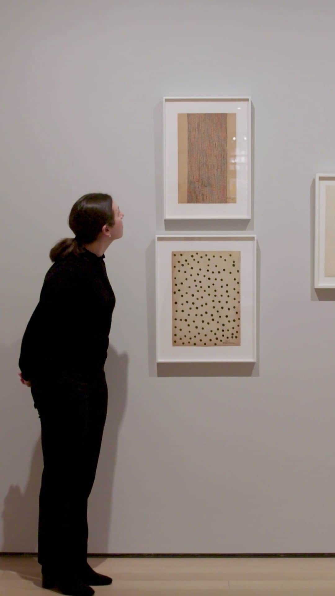 ニューヨーク近代美術館のインスタグラム：「"Each of us is one polka dot among billions and billions of polka dots in the universe."  Curator Samantha Friedman (@themodernistandthepost) talks about how two #YayoiKusama drawings of nets and polka dots, featured in the exhibition "Degree Zero: Drawing at Midcentury," evoke our place in the global community. In "Infinity Nets" and "Accumulation," Friedman sees hopeful symbols of our ability to start afresh even in the darkest times.  Inspired by the artists of "Degree Zero," we're paying tribute to the late #JasonPolan, who drew over 30,000 New Yorkers—including many MoMA visitors—as well as every piece of art on view in the Museum. Help us create the World’s Biggest Drawing Club by drawing something that inspires you and sharing with #WorldsBiggestDrawingClub. Learn more in our Highlights.  Explore the #MoMACollection work by work as we release a new #UNIQLOArtSpeaks video each Friday. @UNIQLOusa is MoMA’s proud partner of #ArtforAll.」