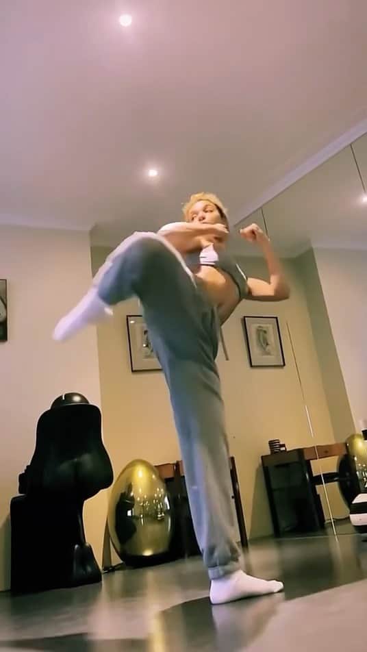 FKAツイッグスのインスタグラム：「i can do it big  i can do it long  i can do it however  or whenever you want  @frankatz_」