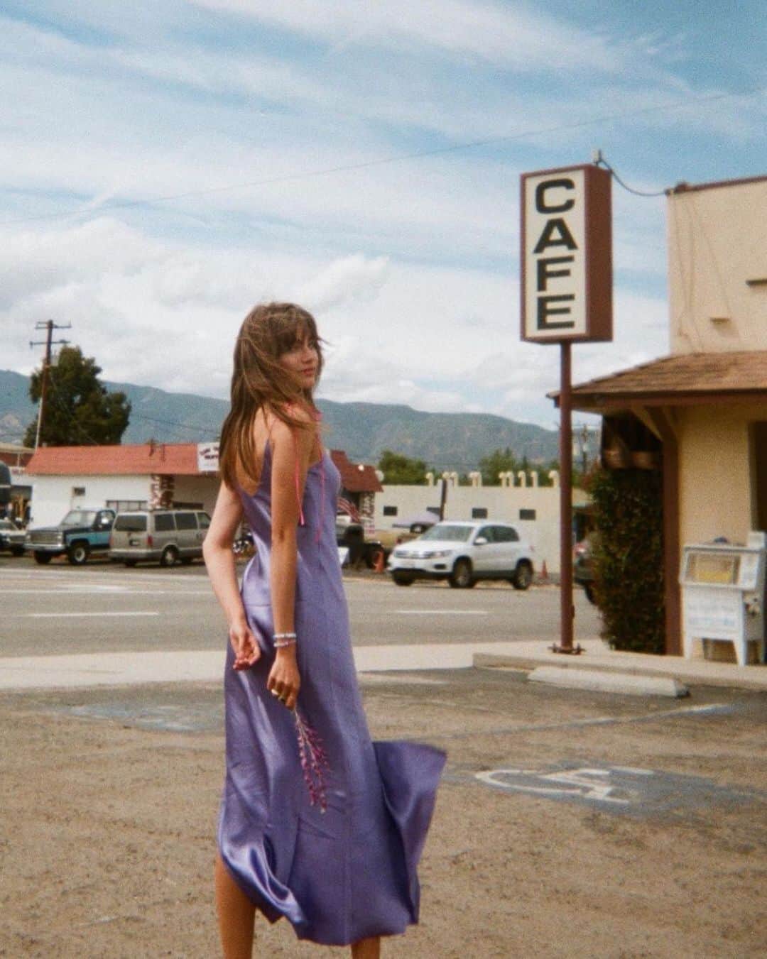 ダニジョーのインスタグラム：「Weekend road trip dreaming 💭🧳 Where’s your favorite weekend getaway?! ↓」