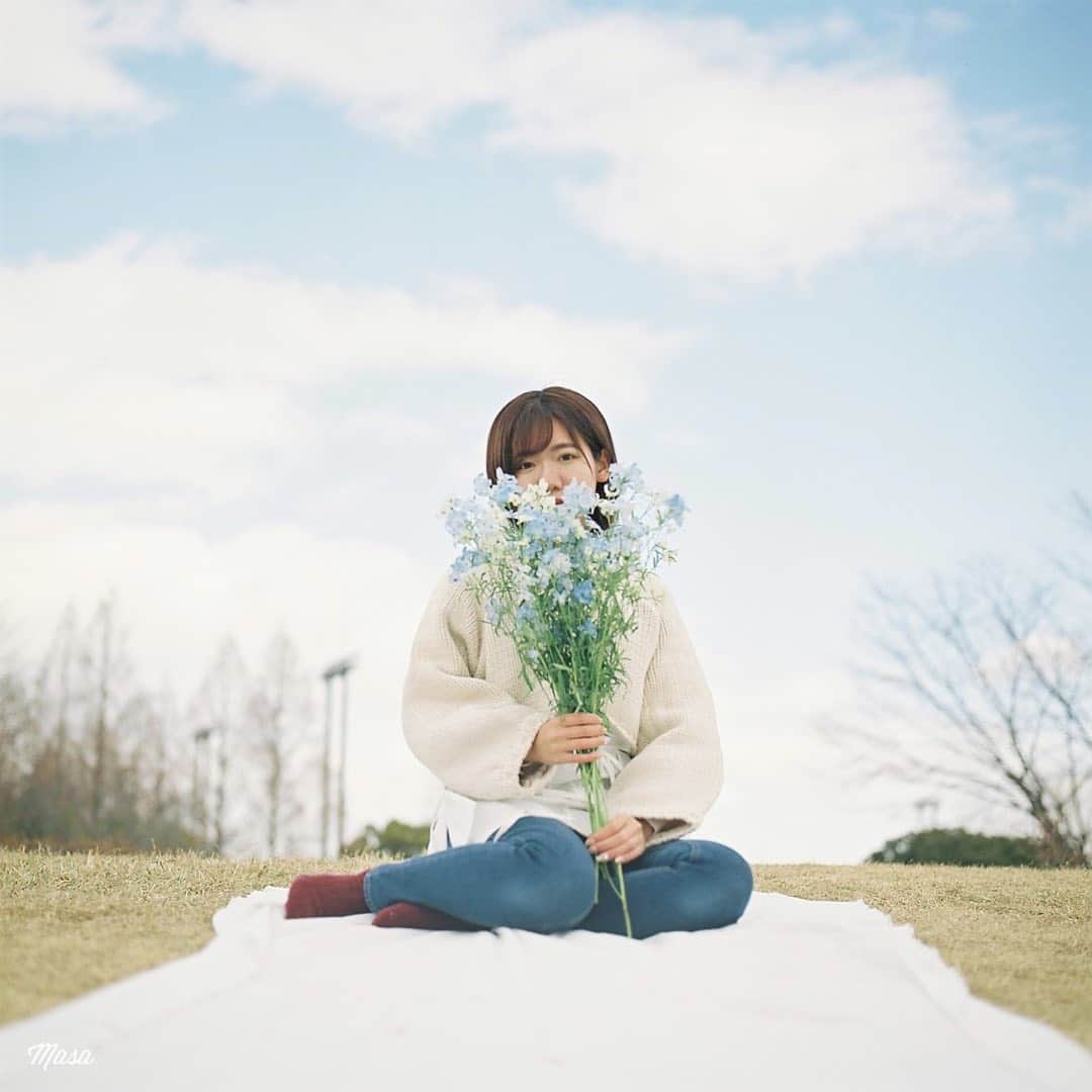 のインスタグラム：「. . . . ▶︎▶︎▶︎ Swipe . 💐 . コメクロで🚪 . 撮影日 : 2021年1月 . . #まっセル #エビプリ #hasselblad #ハッセルブラッド#instagramjapan #igersjp #tokyocameraclub #team_jp_  #art_of_japan_ #photogenic_jp #GPW_members_only #good_portraits_world #film_jp #film #フィルム #film_com #filmcamera #filmphotography #portrait #ポートレート #photogram_archive #todays_blue_collection #team_jp_ #shiga #滋賀 #何気ない瞬間を残したい #jp_portrait部 #PRO160NS」