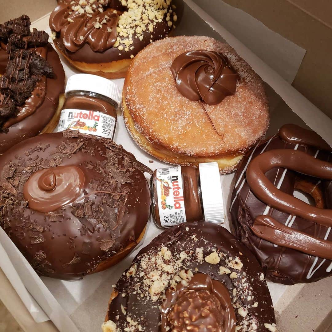 PJクォンさんのインスタグラム写真 - (PJクォンInstagram)「I now believe in the magical powers of a certain Keebler (donut) Elf! #yum A Great way to start the weekend #eurodessert #grateful #surprise #treat」2月6日 7時19分 - pjkwong