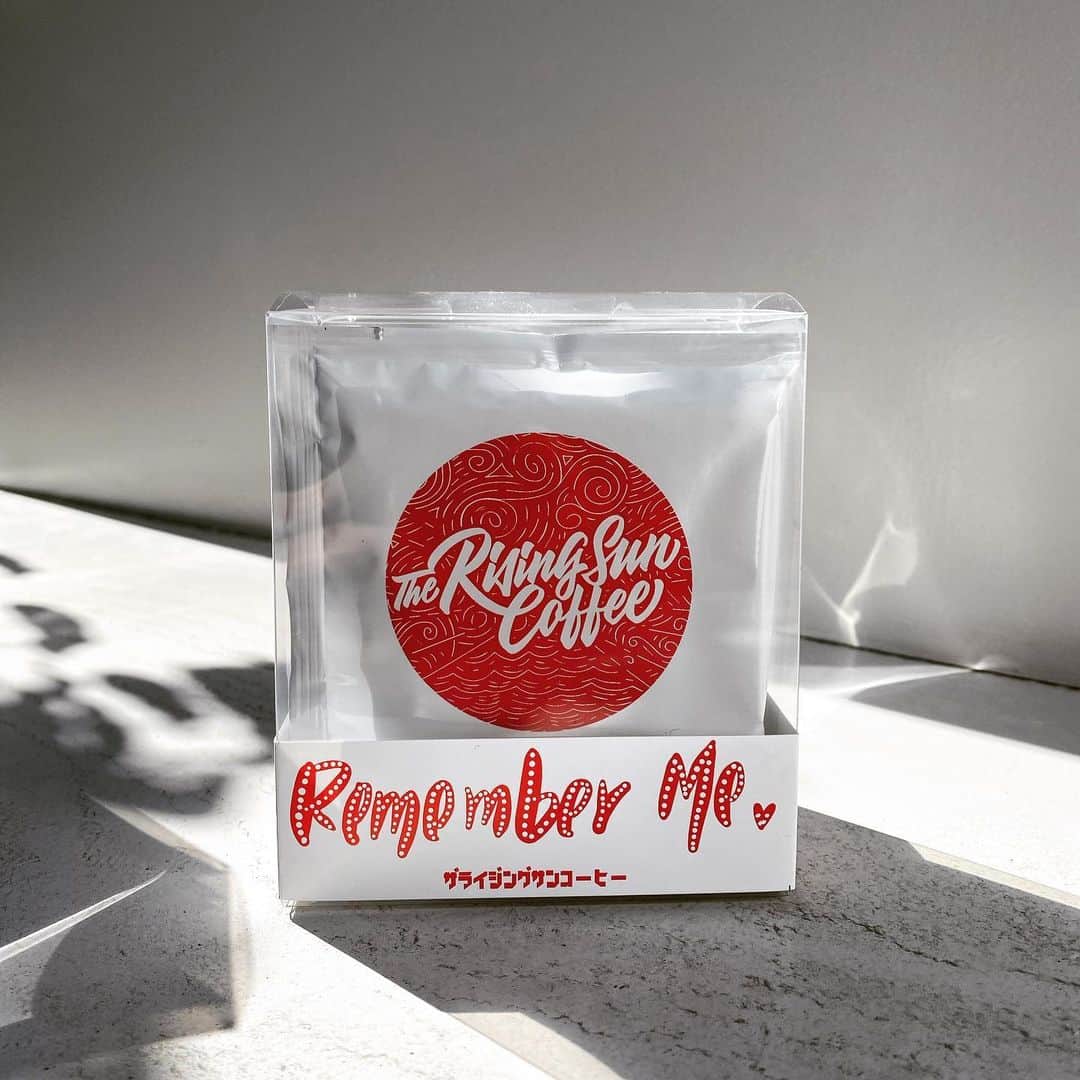 坂口憲二（THE RISING SUN COFFEE）さんのインスタグラム写真 - (坂口憲二（THE RISING SUN COFFEE）Instagram)「◆GOOD MORNING COFFEE‼︎◆  【NEW RELEASE】  REMEMBER ME BLEND (リメンバーミーブレンド)  3月中旬までの期間限定ブレンドになります。バレンタインデーやホワイトデー向けに、大切な方へのプレゼントとしておすすめ。ボンボンショコラをイメージして作成しました。  ブラジルを中心に、ブルンディのナチュラルプロセスの豆をブレンドした、バランス良く甘さのあるブレンドです。今回はドリップバッグもご用意しております。  販売は本日よりオンラインストアにて。ぜひ大切な人に"忘れないでね"というメッセージ、コーヒー豆と共に届けてください！  THNX @urarae   therisingsuncoffee.com  #coffee #coffeebeans  #coffeeroaster  #coffeelab  #coffeeandsurfing  #coffeetime  #coffeelover  #coffeebreak  #coffeeshop  #coffeestand  #coffeeholic  #coffeehouse  #coffee_inst  #coffeemaker  #coffeeshops  #coffeecoffeecoffee  #coffeenclothes  #coffeeaddict  #coffeeculture  #coffeemorning  #coffeemag #specialitycoffee  #rememberme #TRSC」2月6日 7時32分 - therisingsuncoffee