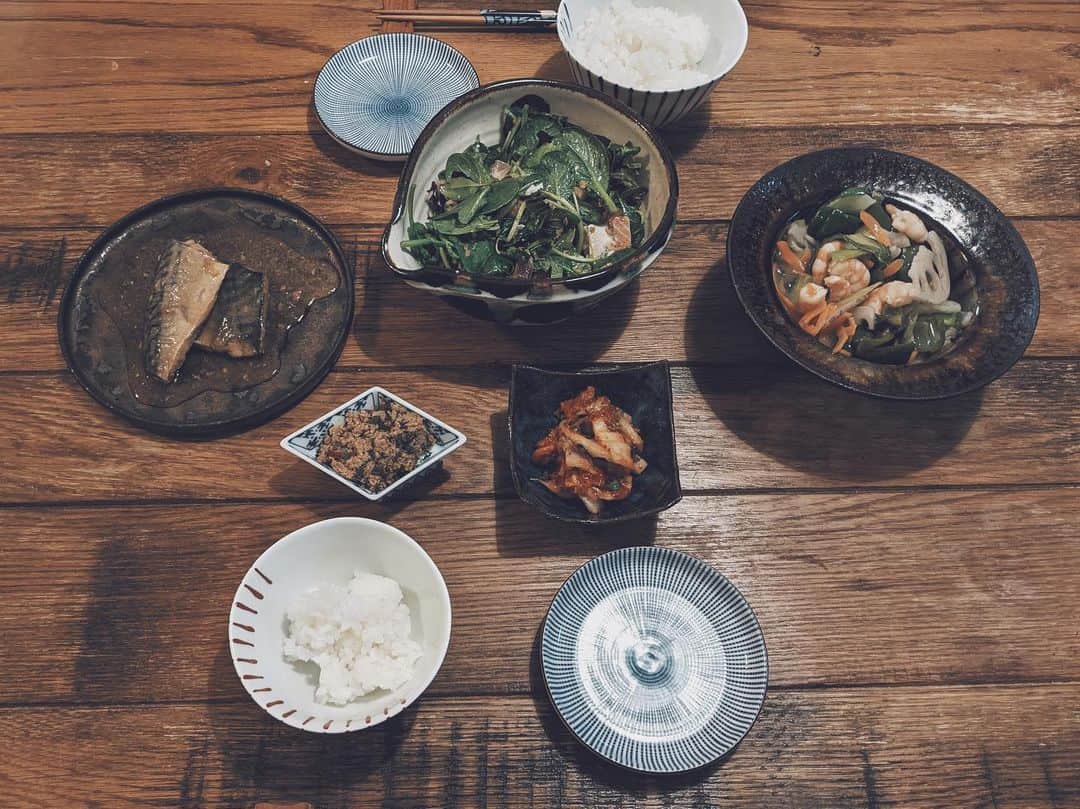 のインスタグラム：「ㅤ 【#blendakitchen 】 Dinner ✔︎お野菜とエビの梅あん炒め ✔︎リーフとサーモンのサラダ ✔︎鯖みぞれがけ ✔︎お手製キムチ ✔︎以前食べた鯖つけてた糠 ㅤ いつのご飯か忘れた、ずいぶん前の。笑 キムチまたつけないと💦」