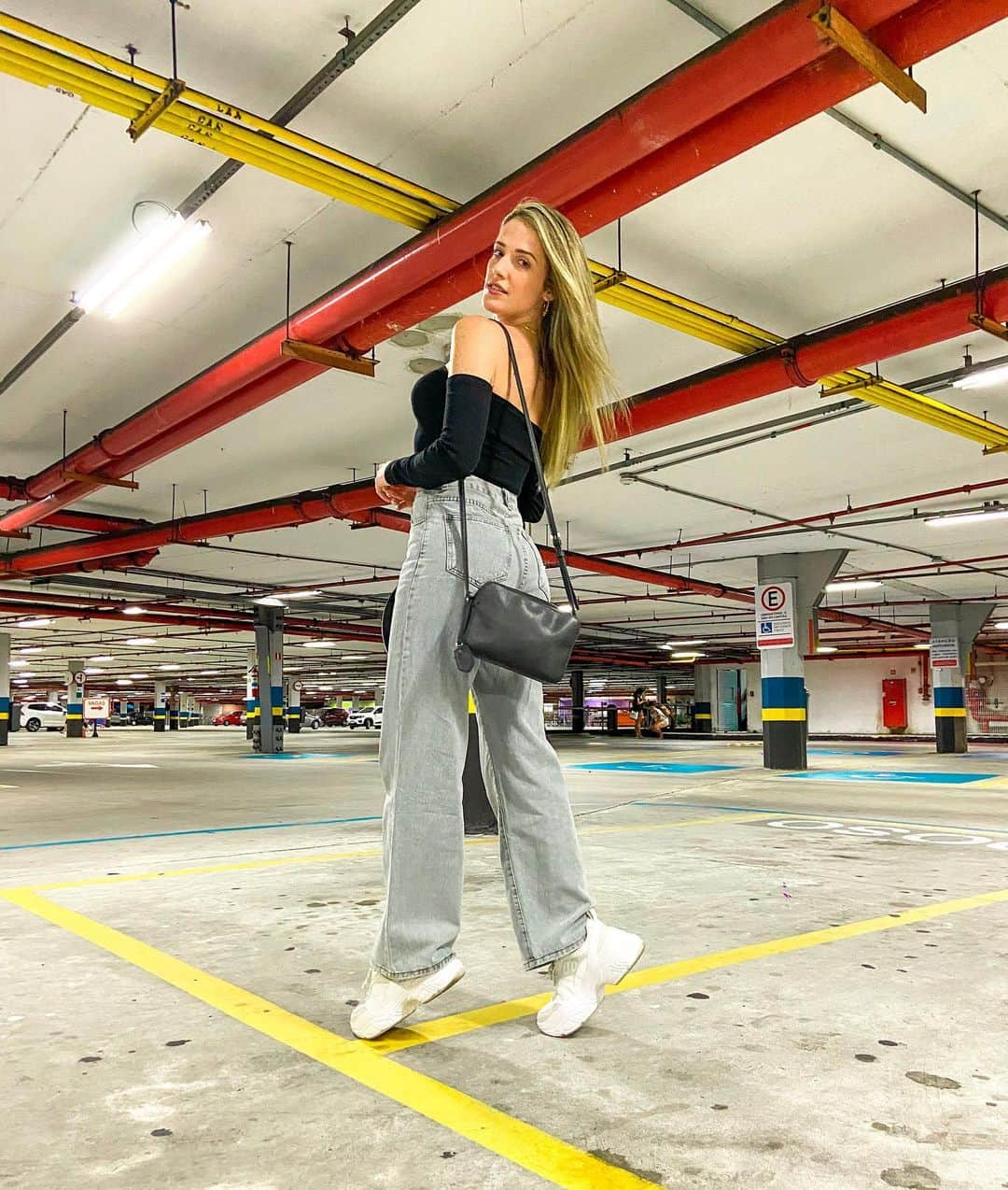 ナターリア・ガウジオのインスタグラム：「Só por que eu acho foto no estacionamento super conceitual ahahahaha! Vocês também?? 😜✨🚘👟😍💁🏼‍♀️❤️ #parking #photoshoot #inlove #crazy #happiness #cars #conceptual #madness」