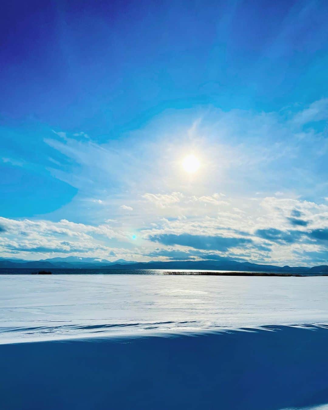 谷川じゅんじさんのインスタグラム写真 - (谷川じゅんじInstagram)「Lakeside sunshine. 雪とひかりと湖と。#goodvibesonly #goodneighbours #thisisjapan」2月6日 7時45分 - junjitanigawa