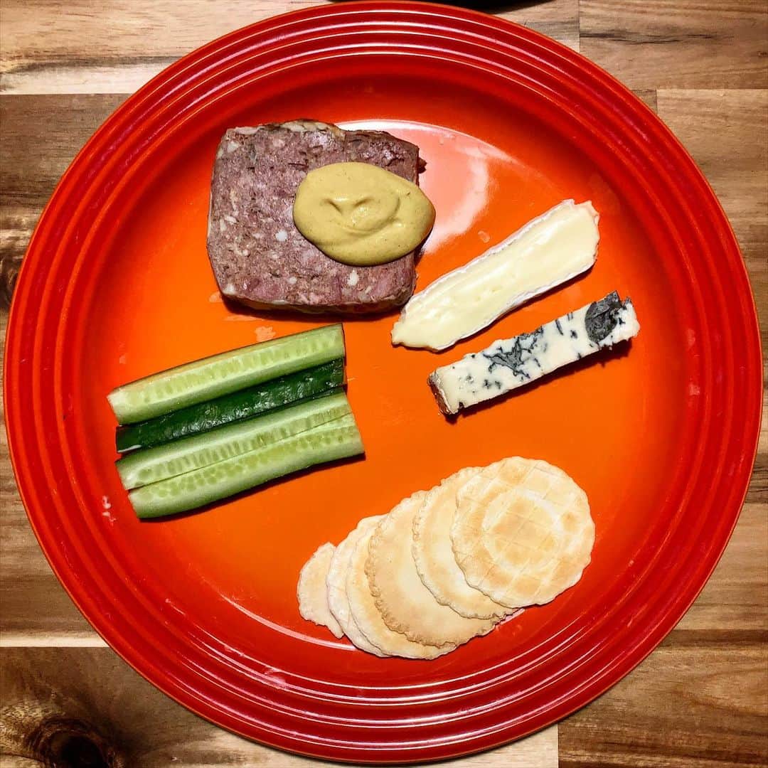 池内万作のインスタグラム：「昨日の晩ごはん。 軽めにパテとチーズとクラッカー＆カプレーゼ。 なに食べていいか分からなくなると、こういうご飯になったりしますw 美味しかったわ〜。 いつもありがとうございます♪ #イケウチ家の食卓 #みちょ食堂」