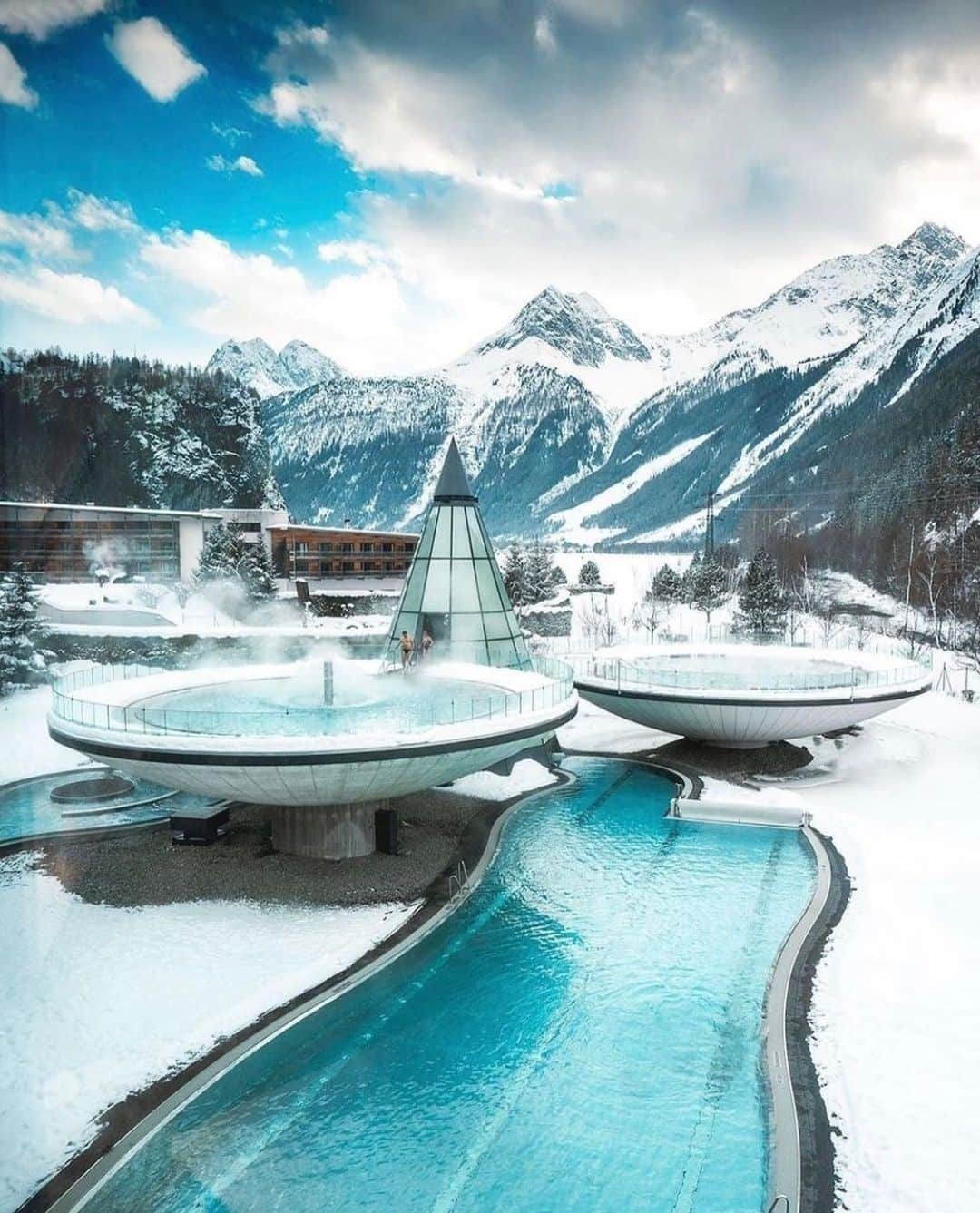 2.8 Milllon CAKESTERS!のインスタグラム：「Follow @top_luxuries and explore amazing locations and luxuries from around the world!⁠ .⁠ .⁠ Austria❄️😳😍🇦🇹⁠ ⁠ 📸(@adrianbaias)」