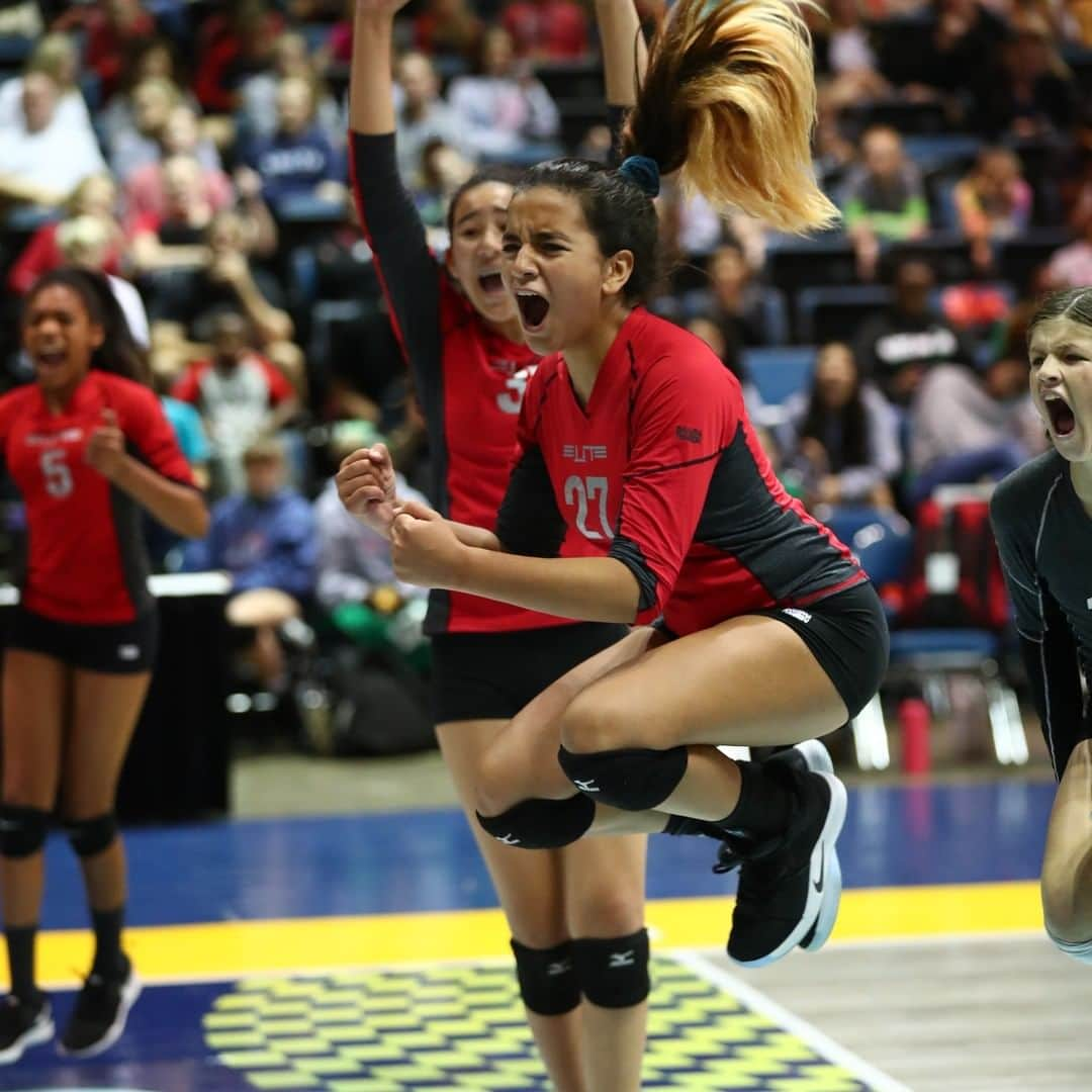 USA Volleyballさんのインスタグラム写真 - (USA VolleyballInstagram)「Who's ready to 🄹🅄🄼🄿 🄰🅁🄾🅄🄽🄳 this weekend⁉️  Good luck to everyone competing this weekend in the Southwest Boys Classic and Dennis Lafata Gateway Boys Festival bid tournaments, and the AVC Dallas qualifier! ✌」2月6日 8時00分 - usavolleyball