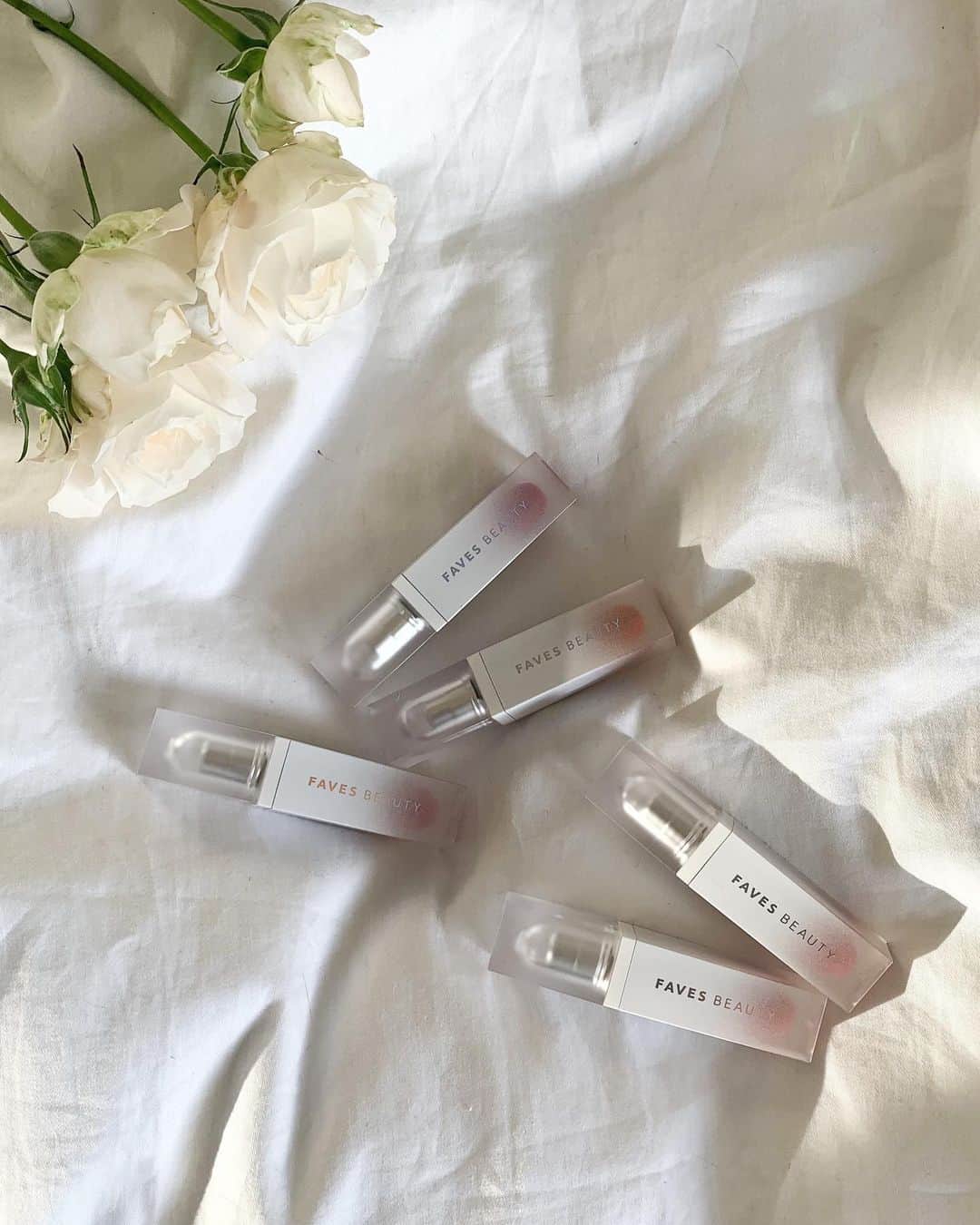 のインスタグラム：「⁑ FAVES BEAUTYの新作リップ『マイカラーウォーターティント』💄　@faves_beauty  ツヤ感のでるティントリップです スプリング、サマー、オータム、オールタイプになっているので自分のカラーを見つけやすい といっても私はどこで見てもらってもタイプバラバラでブルベイエベがわかんないからオールタイプかな、笑  #favesbeauty #faves #マイカラーウォーターティント #pr #新作コスメ #新作リップ #ティントリップ  #コスメ好き #コスメ好きさんと繋がりたい  #コスメ好きな人と繋がりたい #リップ #リップティント #コスメマニア」