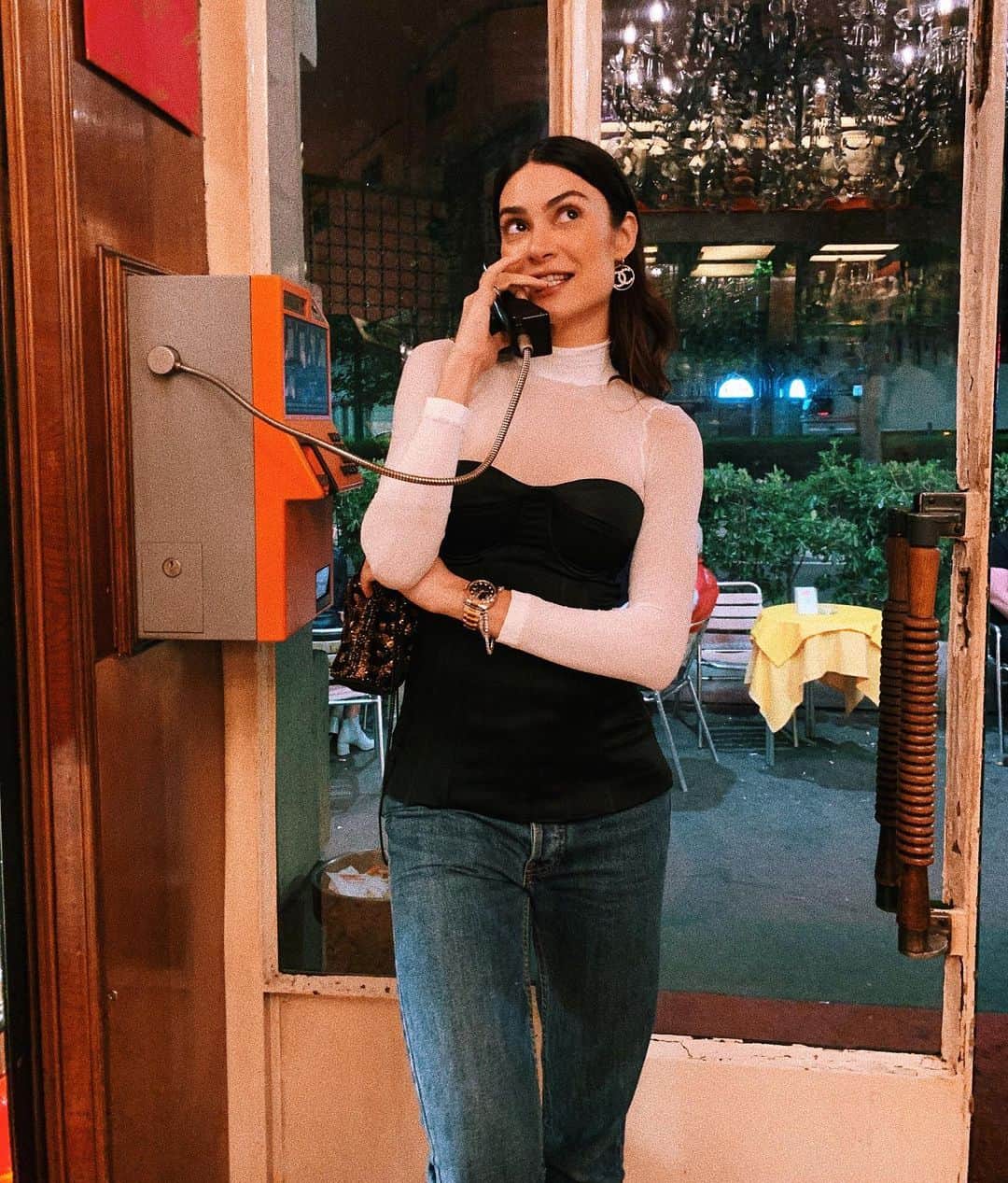Thaila Ayalaのインスタグラム：「- Oi, tudo bem? Será que o senhor poderia me informar em que lugar na fila dessa vacina eu me encontro?  É que hoje completa 48• Sextou dentro de casa e eu tô louca p virar jacaré!」