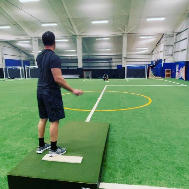 マット・ハービーのインスタグラム：「Little home bullpen session before I head to @baseballperformancecenter_」