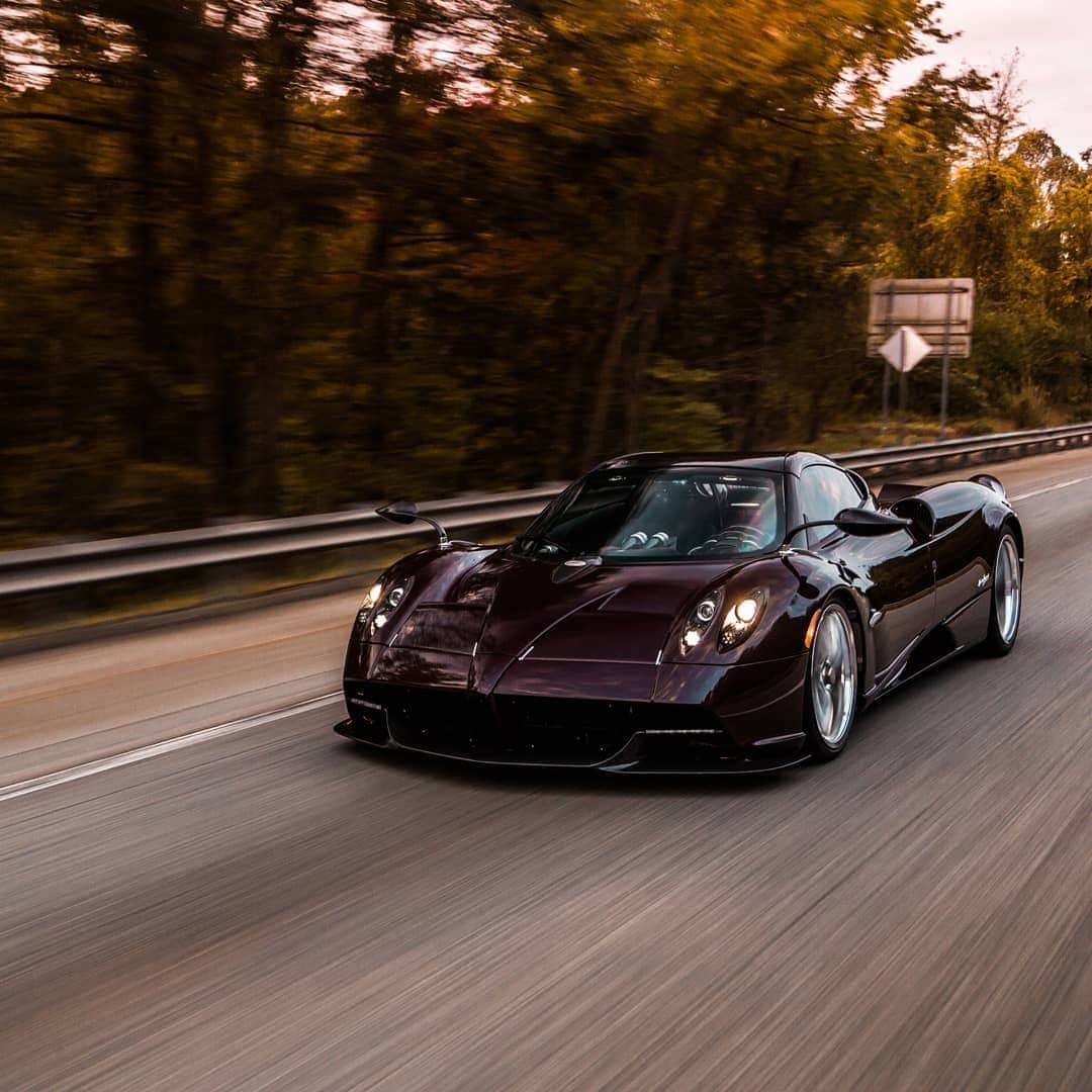 パガーニ・アウトモビリのインスタグラム：「Two of the finest examples of Pagani's made-to-measure Hypercars featuring Top Gear America's Future Classic!   On the one hand, the Pagani Huayra BC in Verde Eden with exquisite orange accents tested by Motortrend; a powerful beast with 764 hp packed in just 1,218 kilos (2,685 lb) for the purest performing experience.   On the other, the Pagani Huayra Roadster in Rosso Vignola, a magnificent specimen of the hypercar inspired by the most rigorous research for beauty and lightness, led to making the first roadster lighter than its coupé variant. 764 hp packed in 1,280 kg (2,822 lb), a beastly yet charming beauty.  Stream the new episode of Top Gear America's Future Classics on the @MotorTrendApp!⁠⁠  @jethrobovingdon ⁠⁠ #pagani #paganiautomobili #huayra #huayrabc #huayraroadster #TopGearAmerica #MotorTrend  @1slocrx @pagani_ty」