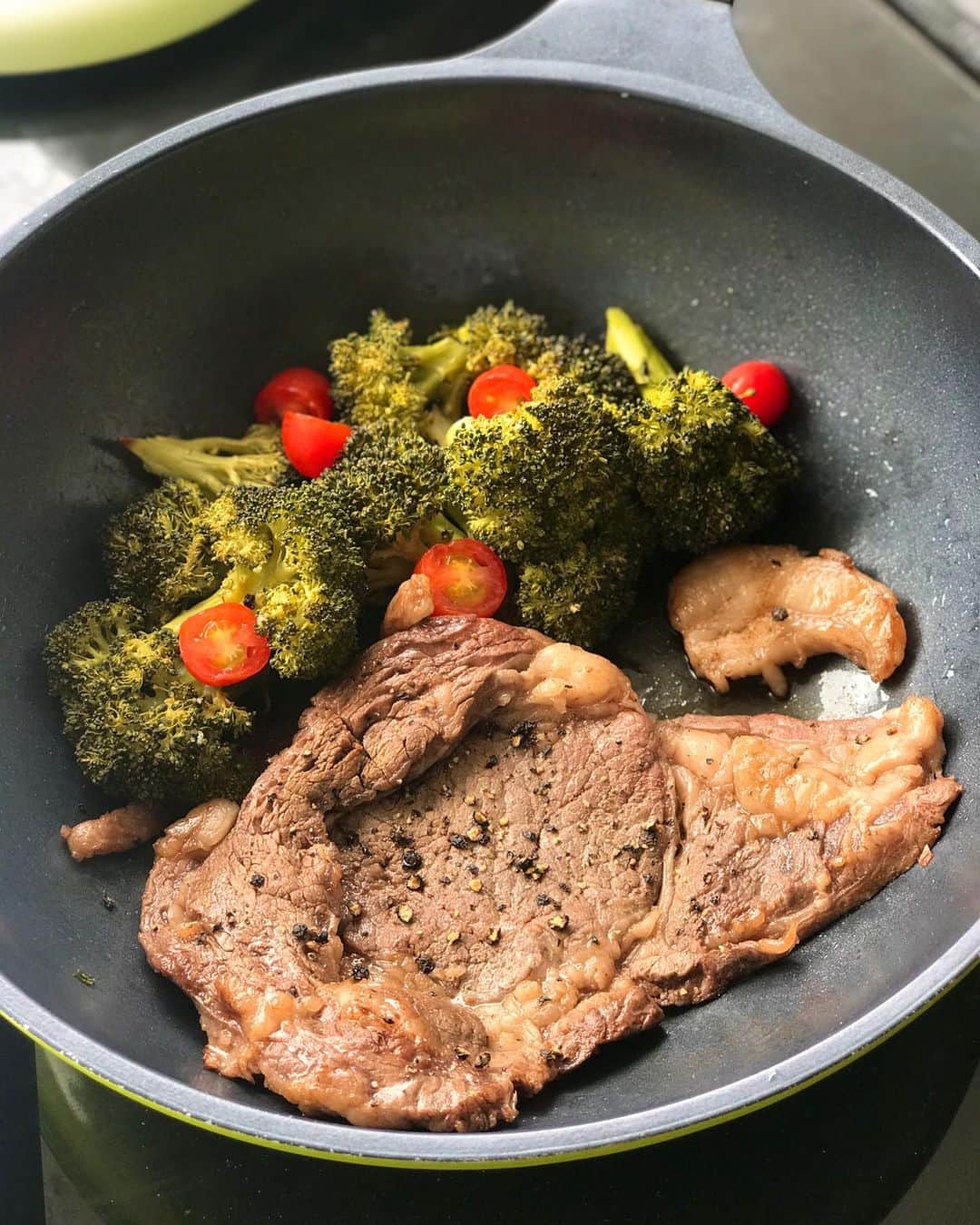 Li Tian の雑貨屋さんのインスタグラム写真 - (Li Tian の雑貨屋Instagram)「Weekend cookout using the quality ingredients that we got from the CNY warehouse sale @faroceansg   -baked chilli pesto on Norwegian salmon 🐠  -grilled Aussie ribeye steak with roasted broccolis and cherry tomatoes 🐮   Today and tomorrow is their last day of CNY sale where you can catch offers up to 70%.   More details of their warehouse sale on @faroceansg page   #dairycreamkitchen #singapore #yummy #love #sgfood #foodporn #igsg #グルメ #instafood #gourmet #beautifulcuisines #onthetable #sgeatout #sgeats #f52grams #feedfeed  #foodsg #savefnbsg #sgblog #sgdelivery #sgpromo #cny #feast #cnypromo #sgdeals #beef #sghomecook #homecook」2月6日 13時26分 - dairyandcream