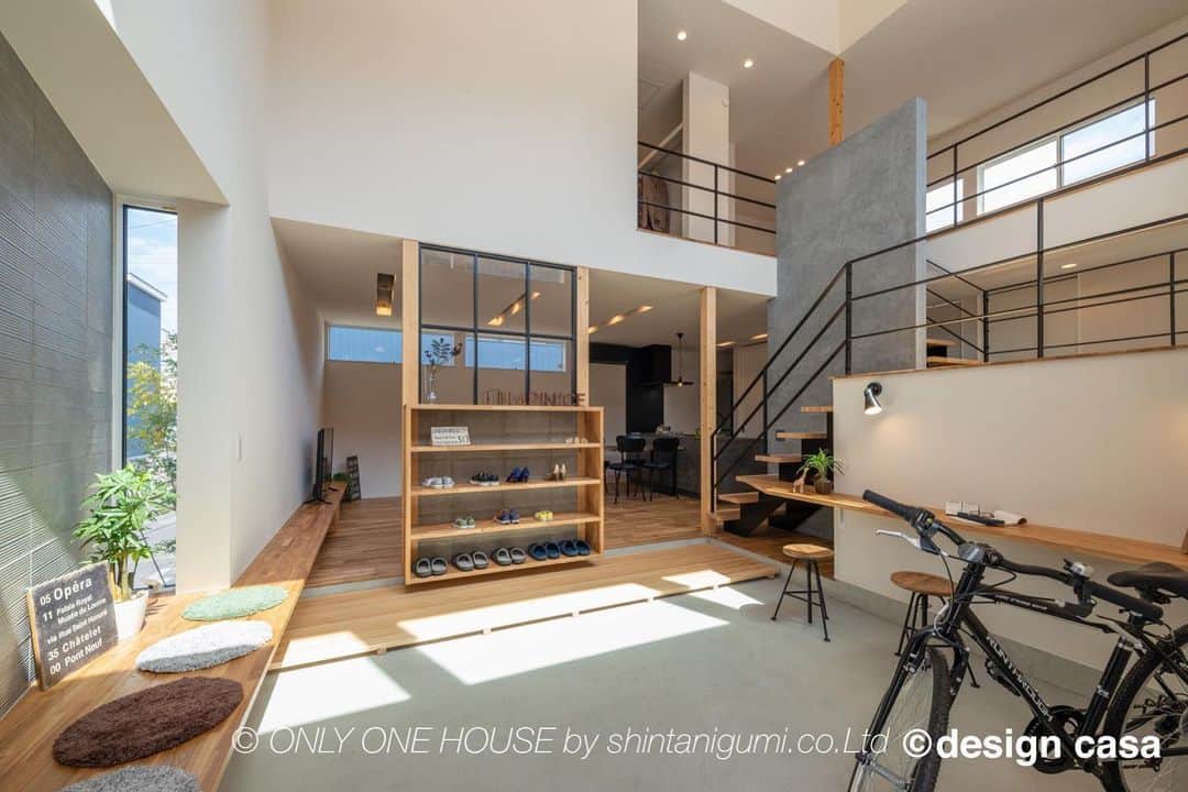 ONLY ONE HOUSE 株式会社 新谷組のインスタグラム：「* #スキップフロアのある家  吹き抜けとの併用で 開放感がありながらも あそびゴゴロのある家に🧸  more phots▶︎ @shintanigumi.co.ltd   --------------------------------------  新谷組は土地探しから 設計施工管理の全てを 弊社で担う事ができます！  大工工務店だからこそ出来る 枠にとらわれない自由な発想で お客様のお家づくりを 全力でサポートいたします💪🏻  お気軽にご相談ください☻  #ONLY_ONE_HOUSE by shintanigumi.co.Ltd  ✭ 本社𝕋𝔼𝕃  0770-78-1255 ✭ 事務所𝕋𝔼𝕃  0770-59-2552 ✭  𝔼 𝕞𝕒𝕚𝕝  shintanigumi@outlook.jp ✭ 新谷組𝙷𝙿 http://www.shintanigumi.jp  --------------------------------------  #新谷組 #オンリーワンハウス #おおい町 #舞鶴市 #高浜町 #小浜市 #敦賀市 #若狭町 #美浜町 #新築 #一戸建て #外構工事 #改修工事 #シンプルライフ #マイホーム #注文住宅 #デザイン住宅 #自由設計 #工務店 #金属サイディング #家事楽動線 #家づくり #モデルハウス #吹き抜け #アイアン手すり」