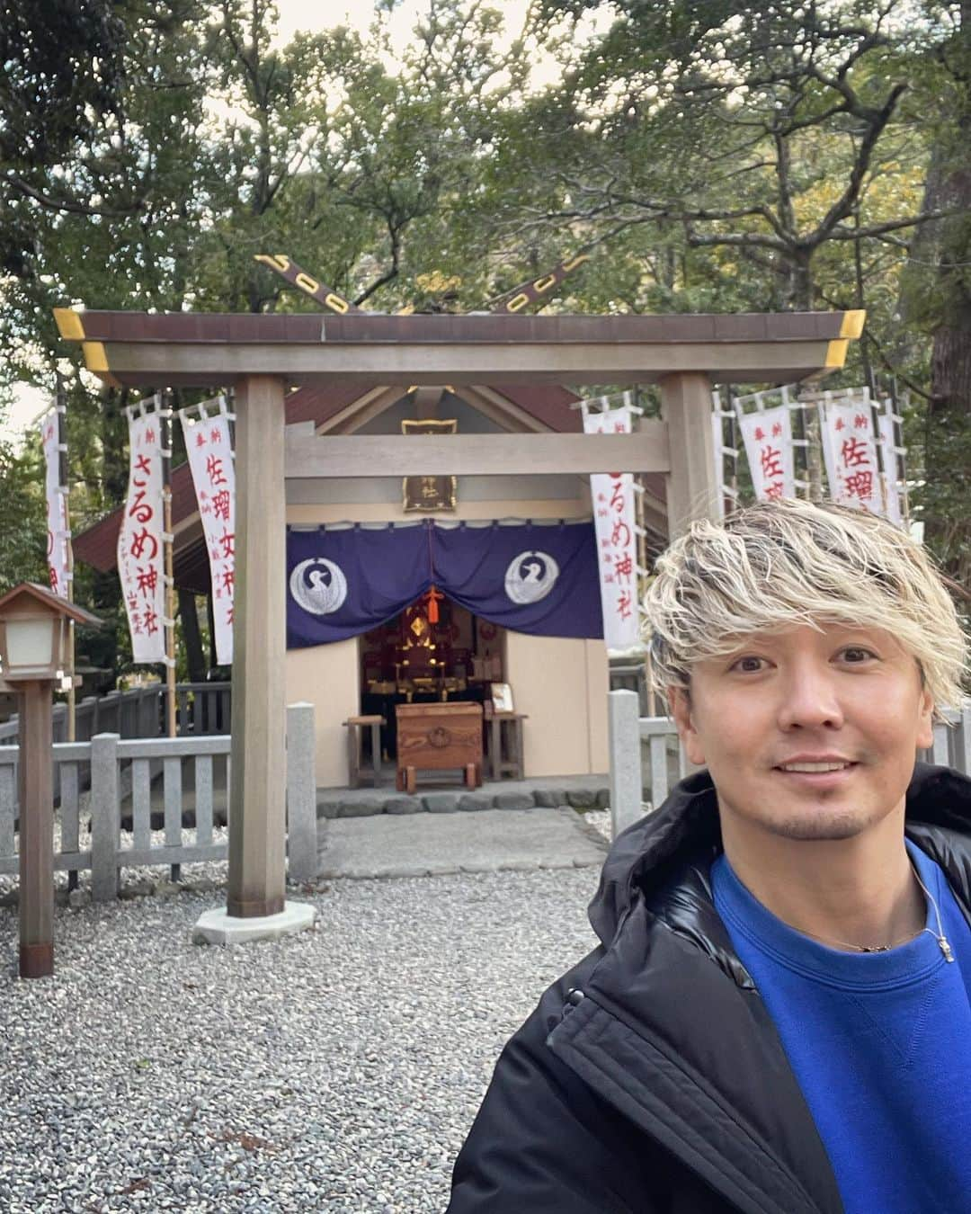 SHOCK EYEさんのインスタグラム写真 - (SHOCK EYEInstagram)「芸能の神様、佐瑠女神社⛩ 沢山の著名人の方の中に僕の奉納旗が揺らめいてました。 ありがたい。 いつもいつもお世話になっております🙏✨  Sarume Shrine⛩ , God of Entertainment.  My dedication flag was waving among the many celebrities. I really appreciate it. Thank you for always being there for me 🙏✨.  #神社 #佐瑠女神社  #伊勢 #猿田彦神社 #芸能の神様 #フォロワーさん #リクエスト #待ち受け」2月6日 13時28分 - shockeye_official