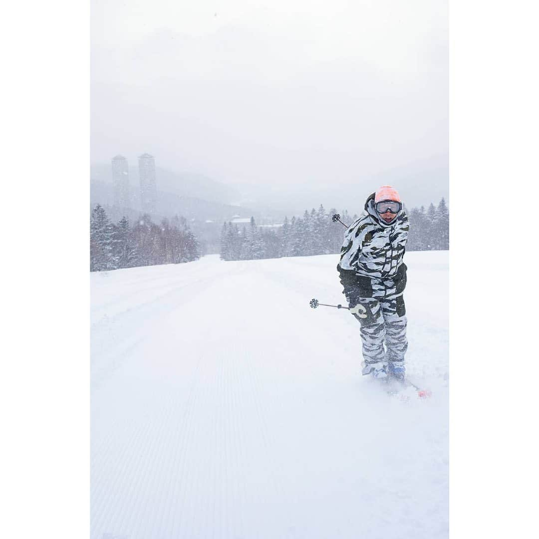 佐々木明さんのインスタグラム写真 - (佐々木明Instagram)「【Hokkaido quality】 Nowadays, powder is often enjoyed in the backcountry, but the beauty of Hokkaido is that there are over 90 ski resorts on this vast island alone!  You can often have full days of powder on these slopes; from early morning till night.  After soaking up the good snow, we ate a great Japanese style meal and headed back to the slopes.  Hokkaido is a miracle island to have slopes with no tracks and good quality snow from morning till night like this.  That’s Hokkaido quality. I’m lucky to be born in Hokkaido🤞  Share your memories of Hokkaido🤙🏽  バックカントリーでパウダーというのが今の時代では一般的なパウダーを楽しむ方法だけど、北海道の良さは広大な地に90箇所以上ものスキー場があると言うところ。  ゲレンデで早朝からナイターまでずっとパウダーなんて日もたくさんあります。  良い雪を身体いっぱいに浴びて、美味しい日本らしい食事をしまたゲレンデへ戻っていく。  ゲレンデで上質な雪のノートラックを朝からナイターまでなんて奇跡の島だと思います。  北海道クオリティ 北海道に生まれてラッキーです🤞  あなたが愛する北海道をシェアしよう✌🏽  📍Location at #hoshinoresorts  #tomamu  #hokkaidolove #japowhokkaido #hokkaidoskiing  #shareyourmemoriesofhokkaido  1•🎥 @kazu_morishima  2&3📸 @keyphoto  4•Sea urchin SUSHI 🍣 lunch 5•Soft ice cream 🍦  Hokkaipow waiting u guys🤞 World class racing pow hunters  @julienlizeroux @jbgrange @loicmeillard @mattiashargin @daronrahlves @millerbode @ted_ligety」2月6日 13時29分 - akiraexploring