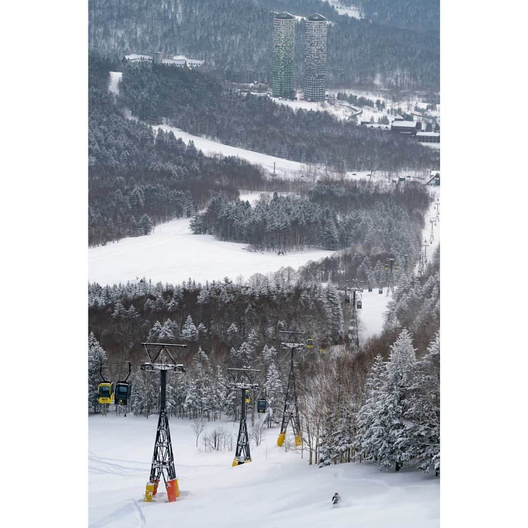 佐々木明さんのインスタグラム写真 - (佐々木明Instagram)「【Hokkaido quality】 Nowadays, powder is often enjoyed in the backcountry, but the beauty of Hokkaido is that there are over 90 ski resorts on this vast island alone!  You can often have full days of powder on these slopes; from early morning till night.  After soaking up the good snow, we ate a great Japanese style meal and headed back to the slopes.  Hokkaido is a miracle island to have slopes with no tracks and good quality snow from morning till night like this.  That’s Hokkaido quality. I’m lucky to be born in Hokkaido🤞  Share your memories of Hokkaido🤙🏽  バックカントリーでパウダーというのが今の時代では一般的なパウダーを楽しむ方法だけど、北海道の良さは広大な地に90箇所以上ものスキー場があると言うところ。  ゲレンデで早朝からナイターまでずっとパウダーなんて日もたくさんあります。  良い雪を身体いっぱいに浴びて、美味しい日本らしい食事をしまたゲレンデへ戻っていく。  ゲレンデで上質な雪のノートラックを朝からナイターまでなんて奇跡の島だと思います。  北海道クオリティ 北海道に生まれてラッキーです🤞  あなたが愛する北海道をシェアしよう✌🏽  📍Location at #hoshinoresorts  #tomamu  #hokkaidolove #japowhokkaido #hokkaidoskiing  #shareyourmemoriesofhokkaido  1•🎥 @kazu_morishima  2&3📸 @keyphoto  4•Sea urchin SUSHI 🍣 lunch 5•Soft ice cream 🍦  Hokkaipow waiting u guys🤞 World class racing pow hunters  @julienlizeroux @jbgrange @loicmeillard @mattiashargin @daronrahlves @millerbode @ted_ligety」2月6日 13時29分 - akiraexploring