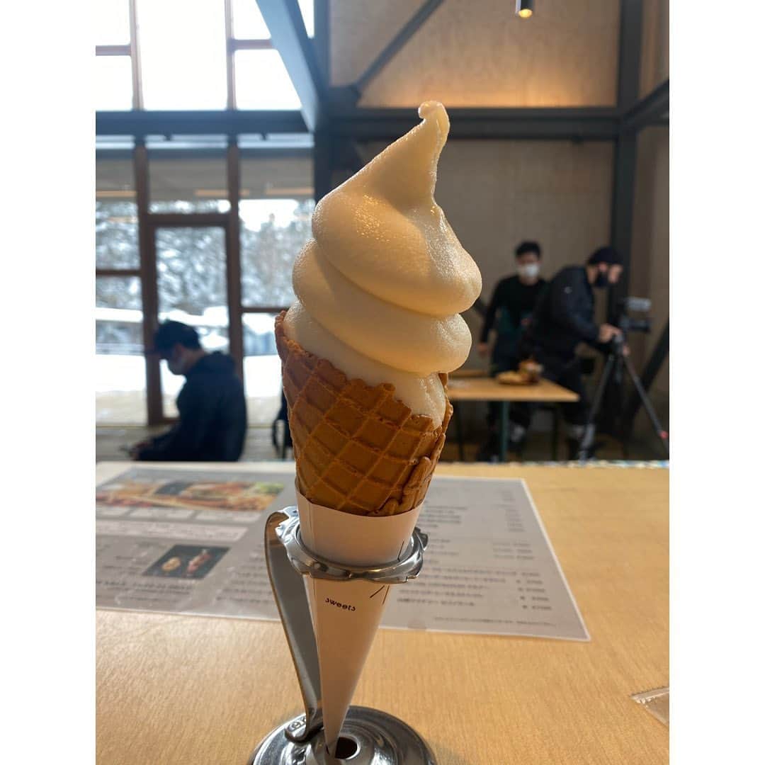 佐々木明さんのインスタグラム写真 - (佐々木明Instagram)「【Hokkaido quality】 Nowadays, powder is often enjoyed in the backcountry, but the beauty of Hokkaido is that there are over 90 ski resorts on this vast island alone!  You can often have full days of powder on these slopes; from early morning till night.  After soaking up the good snow, we ate a great Japanese style meal and headed back to the slopes.  Hokkaido is a miracle island to have slopes with no tracks and good quality snow from morning till night like this.  That’s Hokkaido quality. I’m lucky to be born in Hokkaido🤞  Share your memories of Hokkaido🤙🏽  バックカントリーでパウダーというのが今の時代では一般的なパウダーを楽しむ方法だけど、北海道の良さは広大な地に90箇所以上ものスキー場があると言うところ。  ゲレンデで早朝からナイターまでずっとパウダーなんて日もたくさんあります。  良い雪を身体いっぱいに浴びて、美味しい日本らしい食事をしまたゲレンデへ戻っていく。  ゲレンデで上質な雪のノートラックを朝からナイターまでなんて奇跡の島だと思います。  北海道クオリティ 北海道に生まれてラッキーです🤞  あなたが愛する北海道をシェアしよう✌🏽  📍Location at #hoshinoresorts  #tomamu  #hokkaidolove #japowhokkaido #hokkaidoskiing  #shareyourmemoriesofhokkaido  1•🎥 @kazu_morishima  2&3📸 @keyphoto  4•Sea urchin SUSHI 🍣 lunch 5•Soft ice cream 🍦  Hokkaipow waiting u guys🤞 World class racing pow hunters  @julienlizeroux @jbgrange @loicmeillard @mattiashargin @daronrahlves @millerbode @ted_ligety」2月6日 13時29分 - akiraexploring