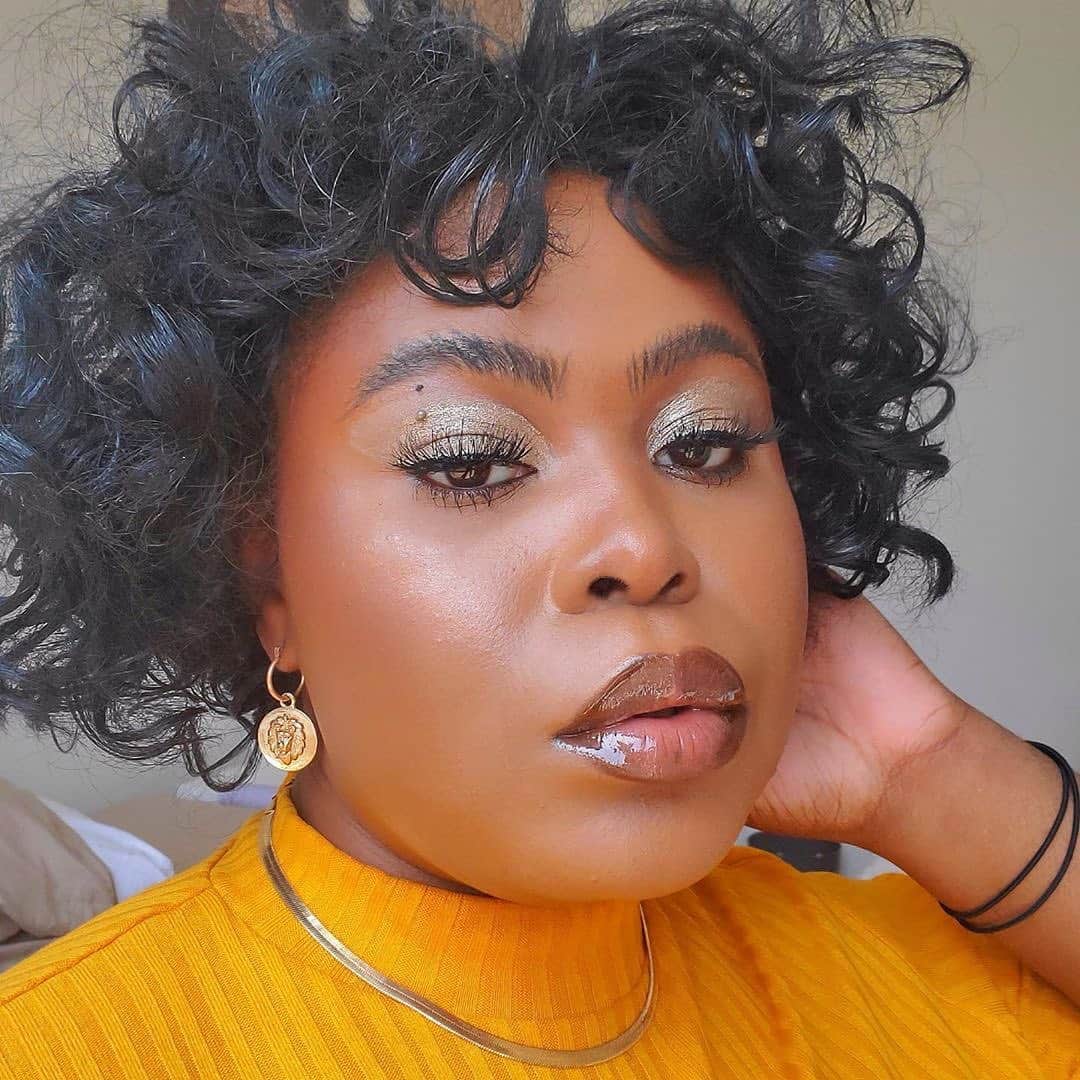 BECCAのインスタグラム：「These creators are constantly showing us how to find the right light. Check out how they used their BECCA favorites to achieve their looks. @hernameisgeorgie wears Light Gleam Primer + Topper Liquid Eyeshadow in Golden Hour ☀️ @shatefa.tiesha wears Ultimate Lipstick Love in Cherry 🍒 @taylorjbain wears Sunlit Bronzer in Maui Nights 🏝」