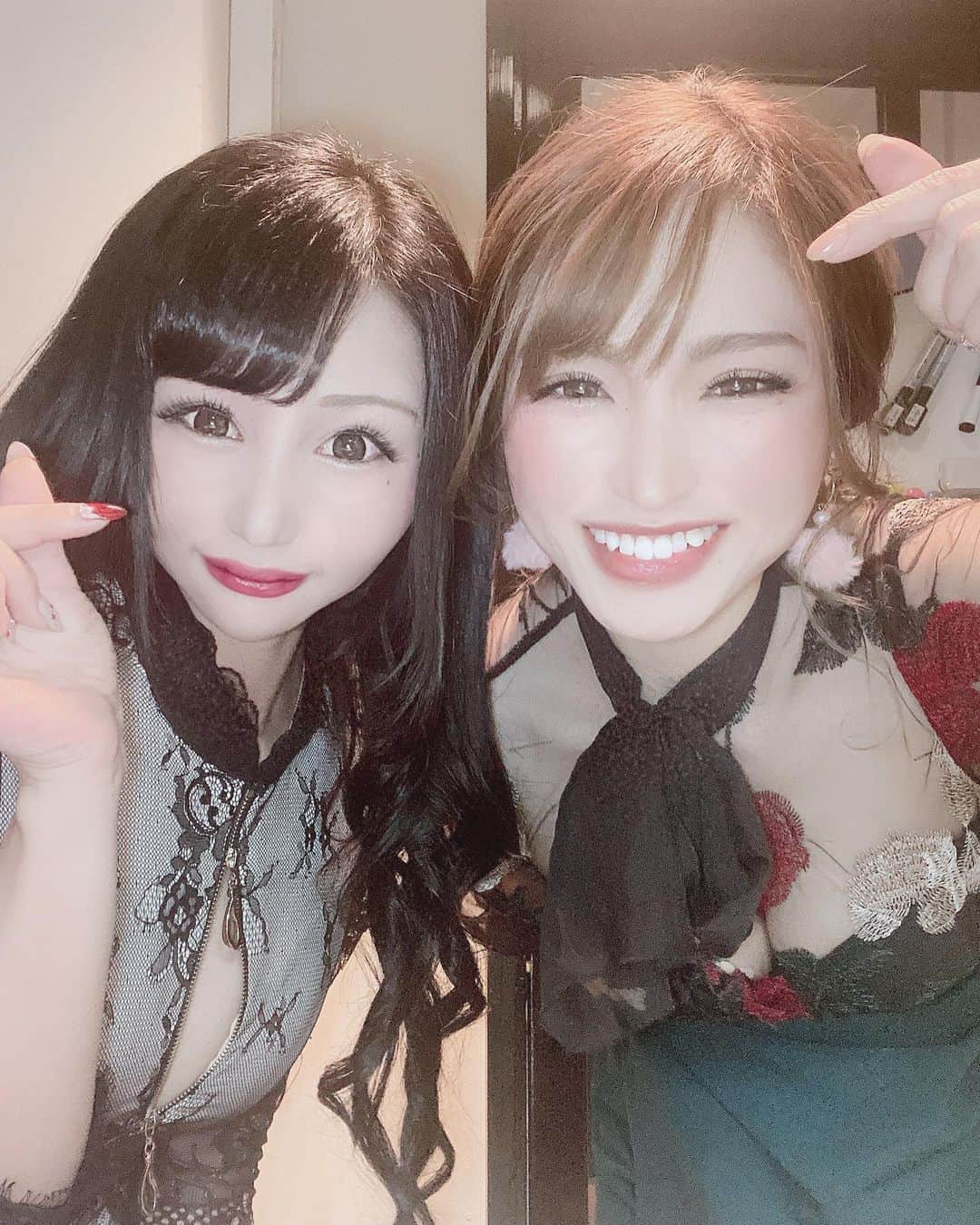 向日葵めいのインスタグラム：「#👗#👭#💗  まこっちゃんと🥰💖  #本日出勤です#祇園#祇をん#夜華#クラブ#ニュークラブ#キャバクラ#キャバ嬢#ローブドフルール#robedefleurs#ローブドフルールグロッシー」