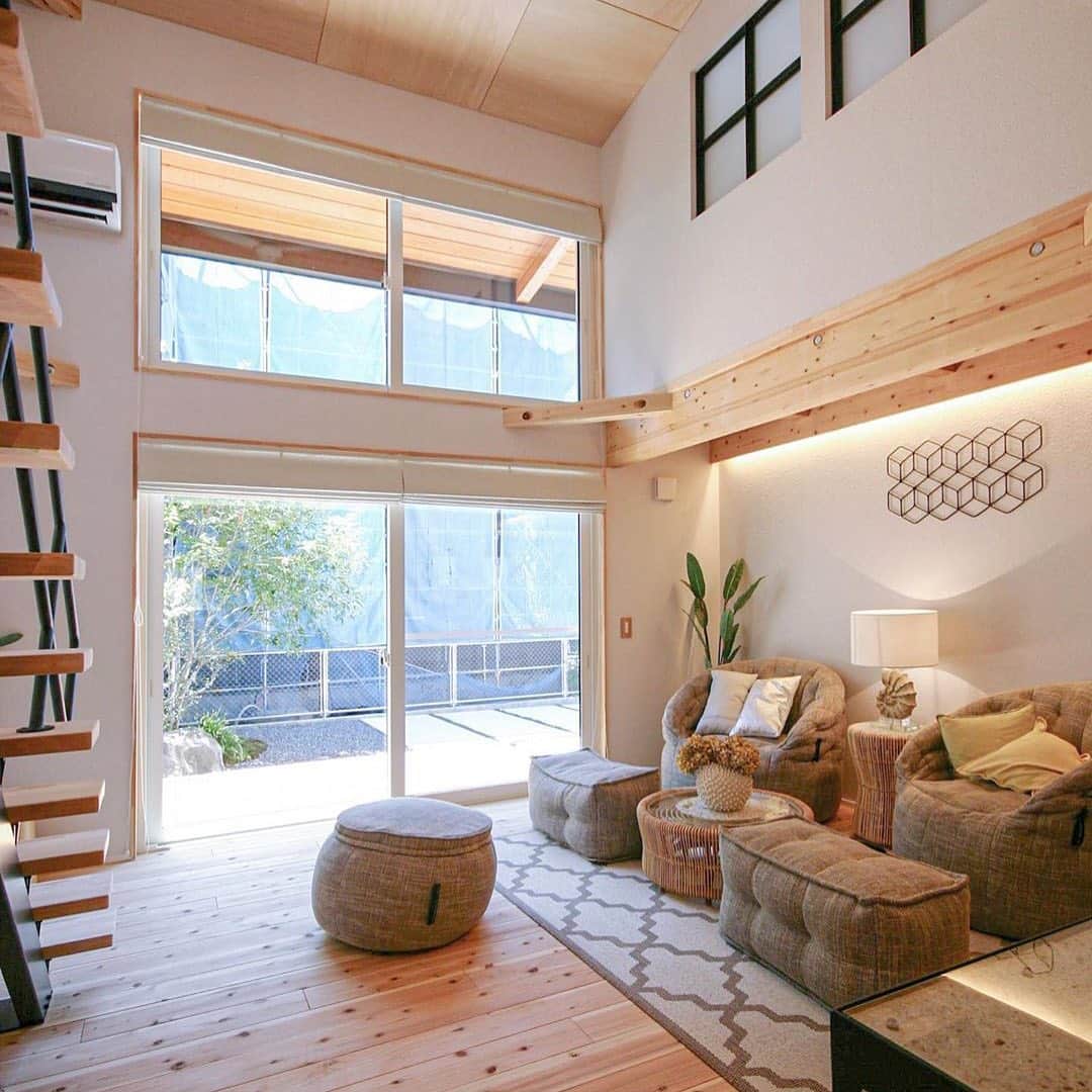 のインスタグラム：「ヒカリの降り注ぐリビング☺️ その他の施工事例は　@nexthausdesign1947 からホームページへ行ってチェックしてください😆✨・ - - - - - - - - - - - - - - - - - - - - - ・ 時を超えた、 新しいスタンダード。 #NEXTHAUSDESIGN ・ - - - - - - - - - - - - - - - - - - - - - - - - - - - - more photos → @nexthausdesign1947 - - - - - - - - - - - - - - - - - - - - - - - - - - - - ・ #ネクストハウスデザイン は心地よい#木の家 をお客様と一緒につくる#木造 の#注文住宅 を中心とした、創業1947年に創業した#宇都宮市 の#工務店 です。 ・ 大手ハウスメーカー 等が推奨する、30年ごとに建て替える家ではなく、#無垢材 やモイス などの#自然素材 を使い、そのご家族の#暮らし 方に合わせた#心地よい暮らし をご提案しています。 ・ そんな#家づくり を実際に体感できる#モデルハウス がありますので、ぜひご見学ください。 ・ あなたの理想の#マイホーム の答えが私たちの#家づくり にあります。 ・ #新築 用の#土地探し から#住宅ローン 等の資金計画まで、DMやメール、お電話等でいつでもご相談ください。 ・ #マイホーム計画 中の方は、HPより資料請求して頂ければ、コンセプトブック等をお届けいたします。 ・ ↓のプロフィール欄からHPに移動できます。 ・ - - - - - - - - - - - - - - - - - - - - - @nexthausdesign1947 - - - - - - - - - - - - - - - - - - - - - ・ ・ 施工対応エリア ・ #栃木県 全域 #宇都宮市 #さくら市 #真岡市 #下野市 #日光市 など ・ 車で1時間以内の範囲を主に施工エリアとしていますが、それ以外の地域の方もお気軽にご相談ください。 - - - - - - - - - - - - - - - - - - - - - このインスタの管理人は世界を変える住宅屋 @mizonobe です。 家づくりに関することも、そうで無いことも ご相談お待ちしてます！」