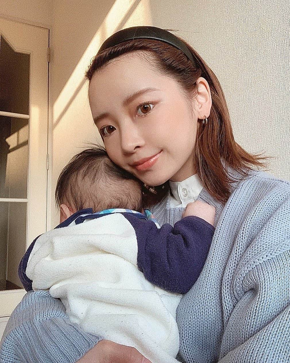 ayacasuさんのインスタグラム写真 - (ayacasuInstagram)「* * * この後ろ頭もスキ🤤 最近髪の毛のアリンコ出来た👶🏻🐜笑 * 私は楽ちん過ぎてずっと園子スタイル👍🏻 アイラインなし、ピンクシャドー塗ってマスカラして終了。🤣 顔面薄すぎるけどたまにはメイク💄して母も気分転換✨ * * * #親子 #男の子ママ #男の子ベビー #ベビスタグラム #春コーデ #ママコーデ #ままのて #ママリ #親バカ部 #10月生まれベビー #生後3ヶ月 #3ヶ月ベビー #新米ママ #新米ママと繋がりたい #0歳児ママ #関西ママ #20代ママ #たまひよ #子育てぐらむ #成長記録 #育児日記 #赤ちゃんのいる生活 #赤ちゃんのいる暮らし #カチューシャ #カチューシャアレンジ #ボブヘア #ピンクメイク」2月6日 8時26分 - ayk0723