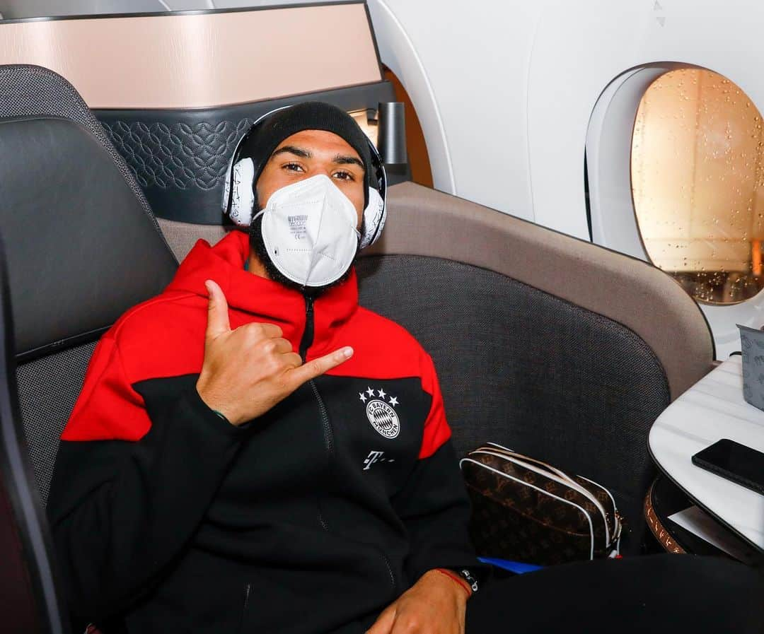 エリック・マキシム・シュポ＝モティングのインスタグラム：「After an Important victory in Berlin ,we now take off to Qatar/Doha 🛫🇶🇦 for the #fifaclubworldcup 🤙🏾💥 #miasanmia #packmas #çadonne」