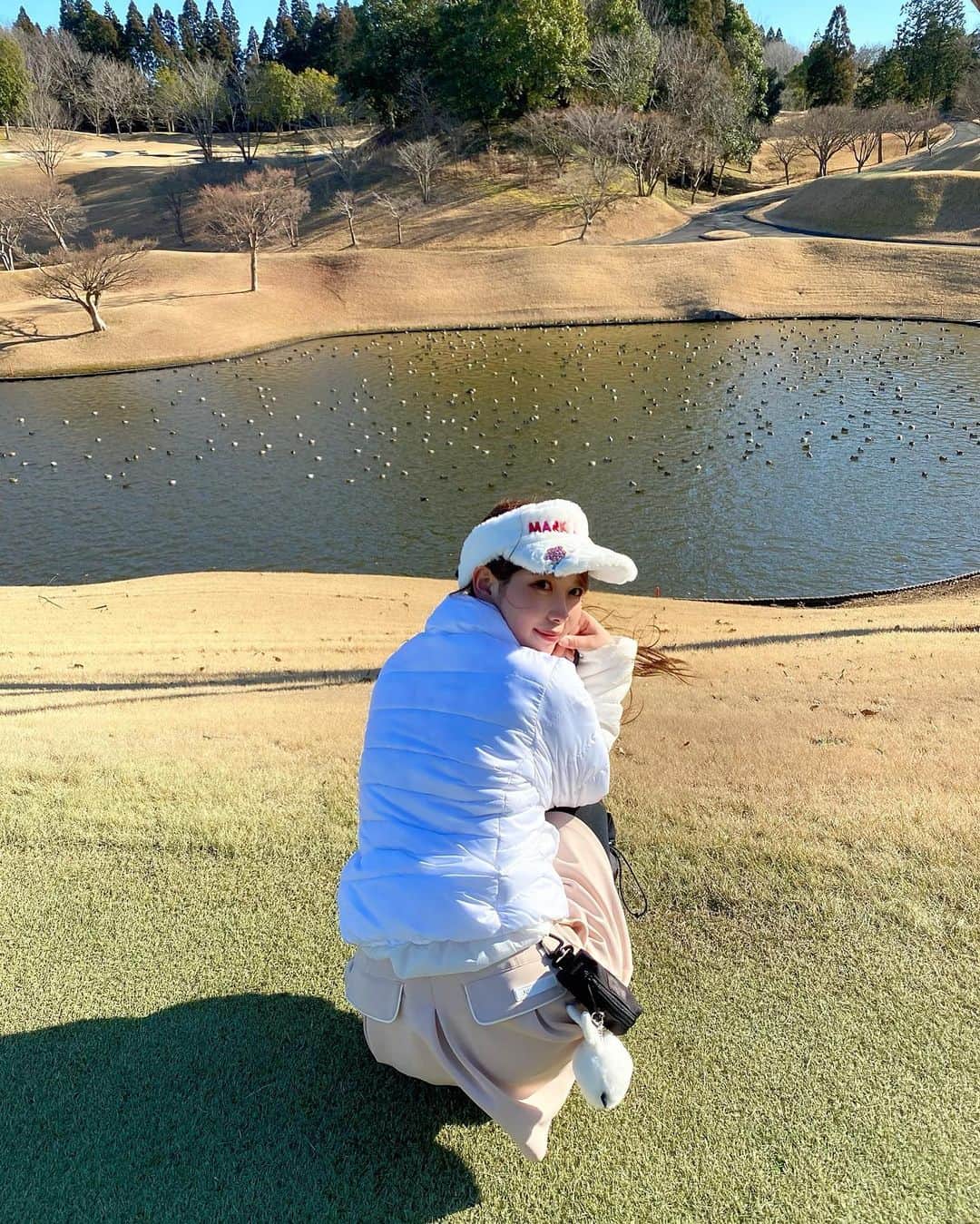 MAYUさんのインスタグラム写真 - (MAYUInstagram)「. 鴨を愛でる私🦆 水にゆらゆらぷかぷか〜と浮かんでるの見ると癒される🦆💕 . 暖かくなったら色んなゴルフ場行ってみたいな☺️ おすすめはありますか？⛳️ . #ゴルフ女子#ゴルフ初心者#ゴルフ#ゴルフ好きな人と繋がりたい#ゴルフ女子と繋がりたい#ゴルフウェア#ゴルフコーデ#ジュンロペ#junandrope#成田ゴルフ倶楽部」2月6日 8時19分 - mayu.kina_golf