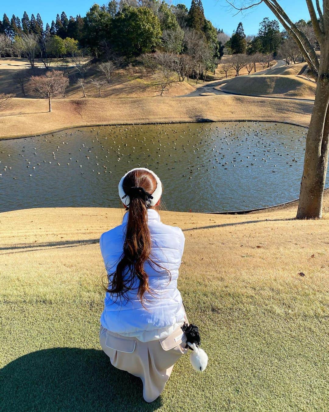 MAYUさんのインスタグラム写真 - (MAYUInstagram)「. 鴨を愛でる私🦆 水にゆらゆらぷかぷか〜と浮かんでるの見ると癒される🦆💕 . 暖かくなったら色んなゴルフ場行ってみたいな☺️ おすすめはありますか？⛳️ . #ゴルフ女子#ゴルフ初心者#ゴルフ#ゴルフ好きな人と繋がりたい#ゴルフ女子と繋がりたい#ゴルフウェア#ゴルフコーデ#ジュンロペ#junandrope#成田ゴルフ倶楽部」2月6日 8時19分 - mayu.kina_golf