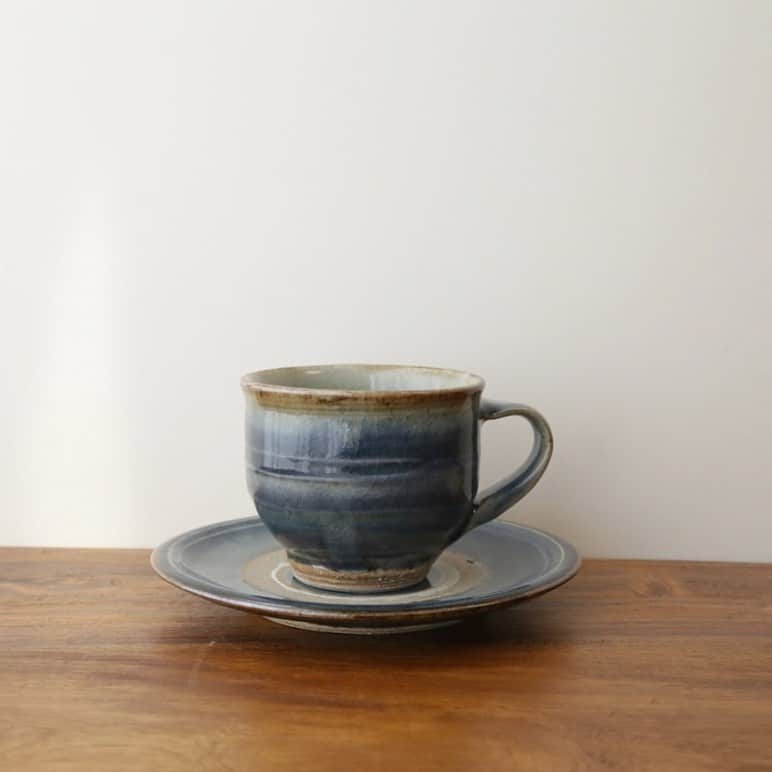moyaisさんのインスタグラム写真 - (moyaisInstagram)「深い青の陰翳が美しい森山窯の珈琲碗皿。ハンドルは持ちやすいよう上部は薄く下部は厚く作られています。作り手の優しさがものの使いやすさとなって手に伝わってきます。  #yaora #美しい暮らしの良品  #島根 #温泉津焼 #森山窯  #陶器 #うつわ #lifestyle」2月6日 8時28分 - yaora.life
