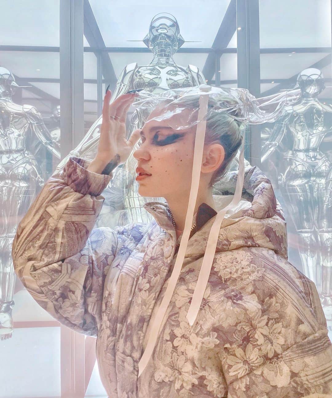 グライムスのインスタグラム：「Marie Antoinette 4200 A.D.   Wait, it’s all cake? Always has been..  📷 @_sholliday」