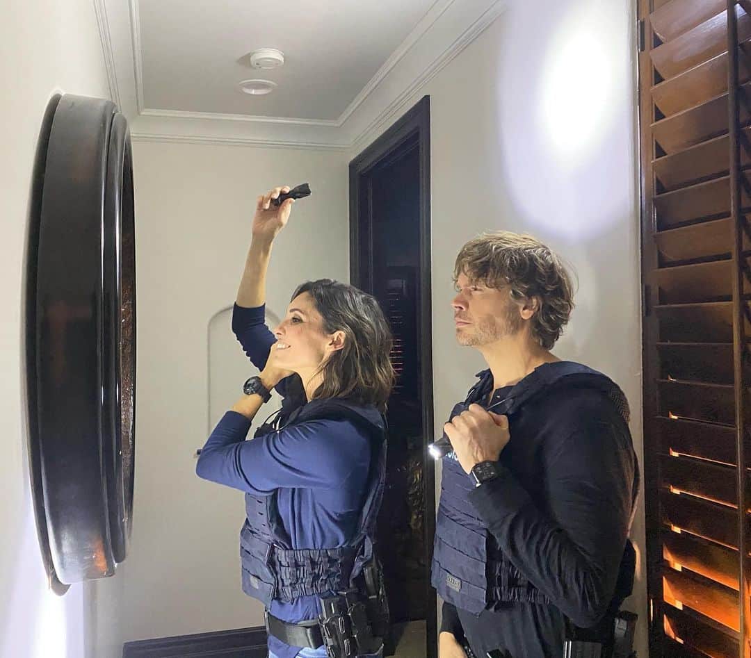 エリック・クリスチャン・オルセンのインスタグラム：「@danielaruah looking for spinach in her teeth.  Me looking for a 80's cowboy cologne partnership. #ncisla」