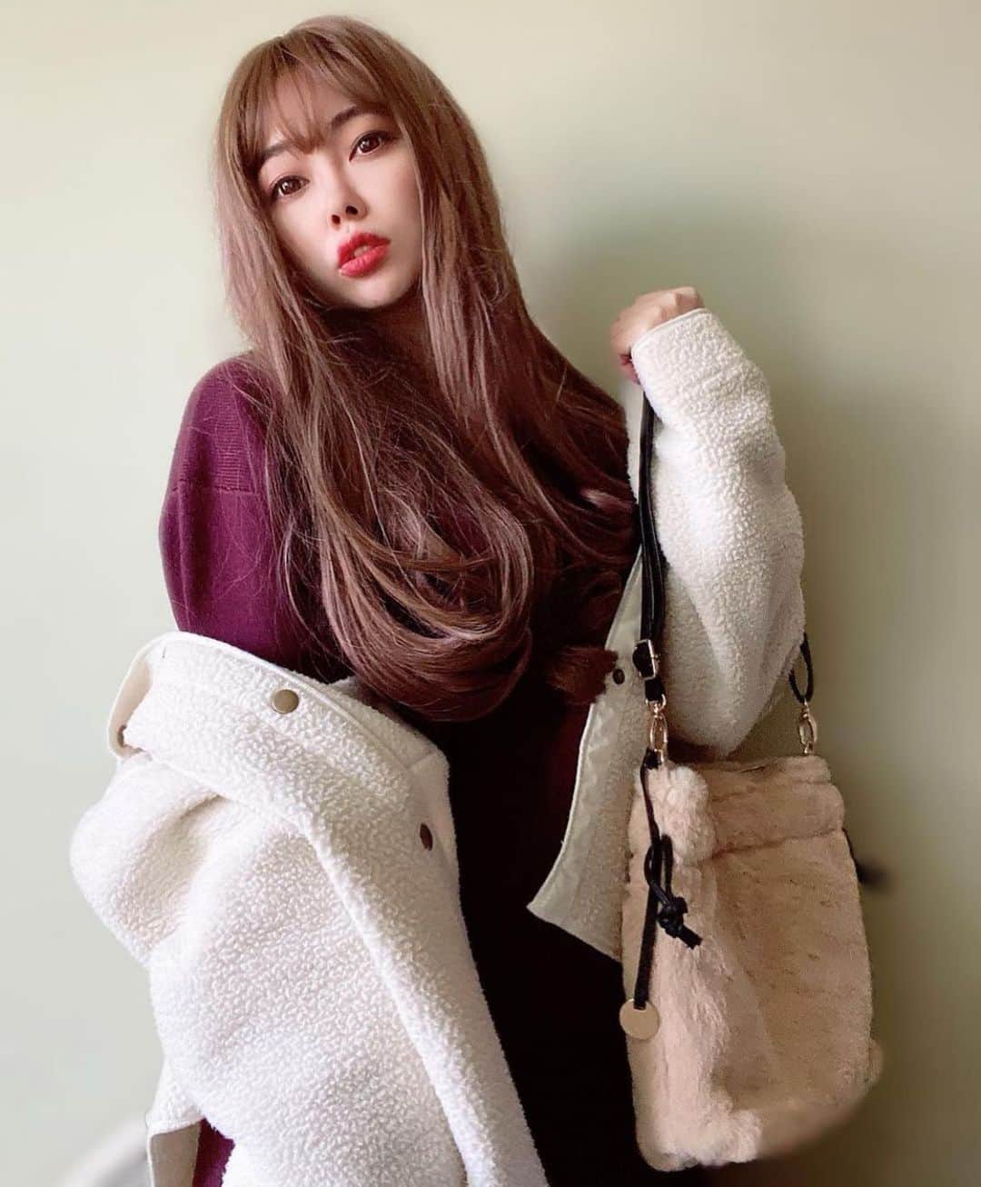のインスタグラム：「おはよう。子供寝かしつけしてたら眼鏡つけたまま寝落ちしてて、首がいたい😂😂😂 @gu_global  @samansamos2   #おしゃれ #オルチャン #グラデーションカラー #カジュアルコーデ #着画くらぶ #プチプラファッション #着画くらぶ #韓国ヘア #hairstyles  #外国人風ヘアー #着画倶楽部 #モニターモデル #大人ガーリー #ロングスカート #makeup #skin #ファッション好きな人と繋がりたい #洋服好きな人と繋がりたい #like4likes #大人かわいい #model #ウィッグ #beauty #主婦コーデ #mama #お洒落 #コーディネート #likeforlikes #fashion #ootd  @c.h.a.t.a.」
