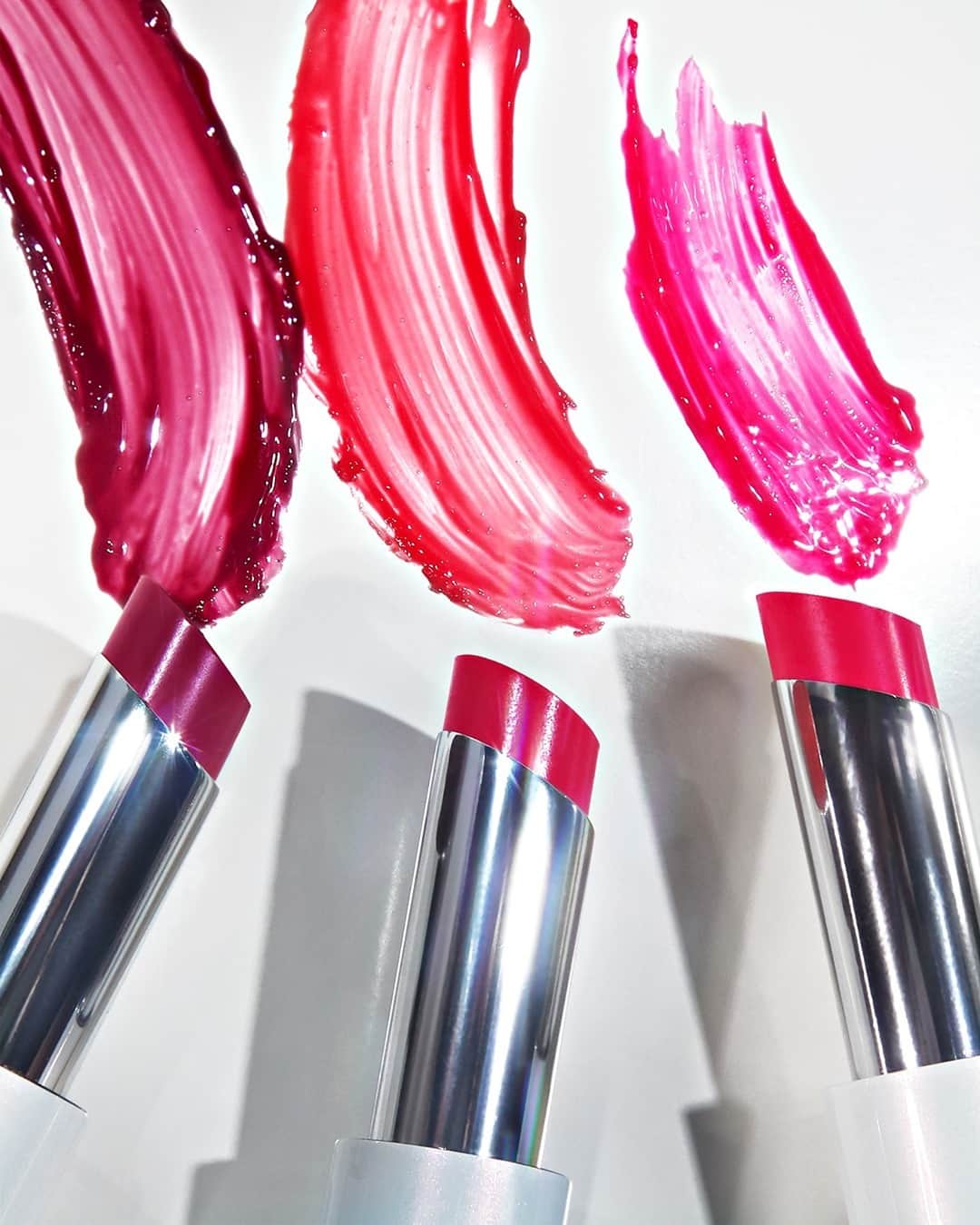 BECCAのインスタグラム：「Admit it. This is the photo that will finally make you upgrade from your old, waxy lip balm. 💧 Hydra-Light Plumping Lip Balm is plumping and smoothing lip balm with hyaluronic acid that gives lips buildable, light-reflecting colour at @ULTAbeauty.  Shown in Lagoon, Spray, Breeze. 🏝💦💨」