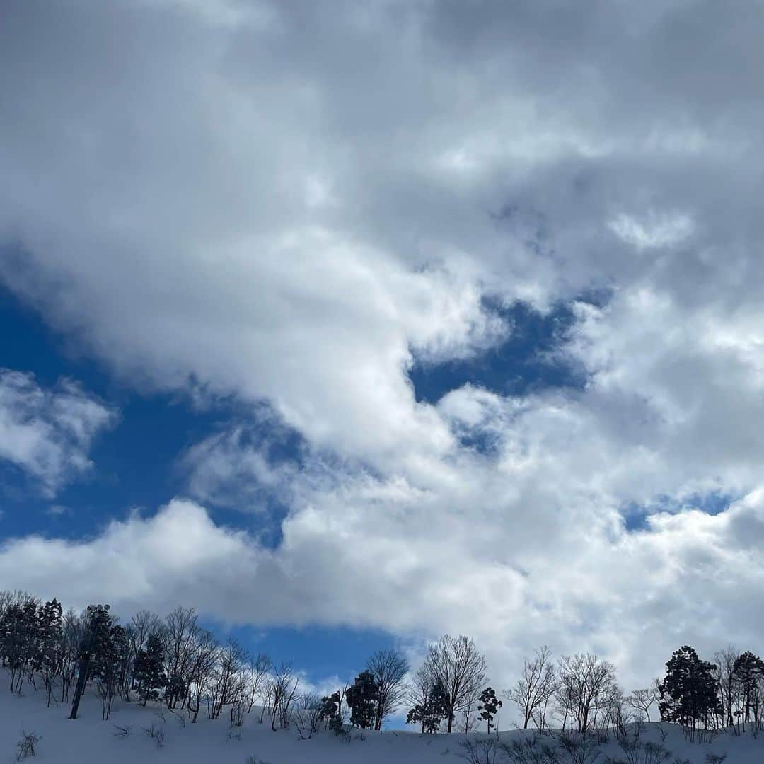 renさんのインスタグラム写真 - (renInstagram)「・ ・ 🏂 初日で滑れました、嬉しい！！！ 大自然最高の眺めでした◎ ・ ・」2月6日 8時46分 - _reeen_