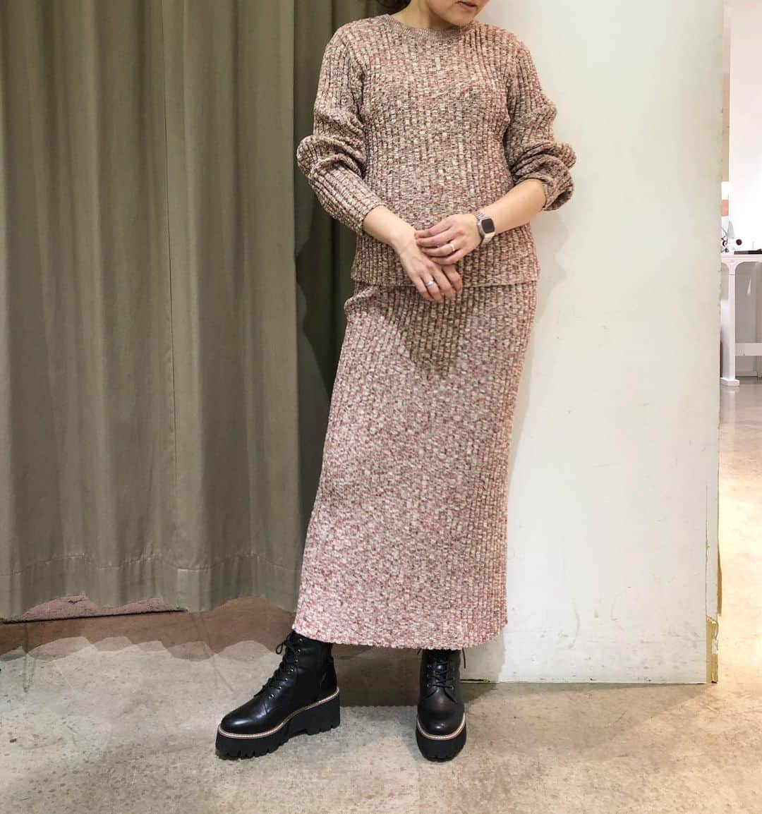 GATHER yamatoのインスタグラム：「今季のビックトレンド ミックスヤーンのニットアップ。 驚くほどボディラインを拾わずその上女性らしいラインを演出。 私はこちら即決でした💁‍♀️ ノンストレスでほんっっとに おススメ ________________________ ・ニットアップ(トップス) ￥19800 ・ニットアップ(スカート) ￥18700 全て#munich  税込です。  #大人がかっこよく映える服  #アラフィーコーデ #アラフォーコーデ #最近太ってしまって #減量しなくちゃだけど #頑張ってポージングしたよ」